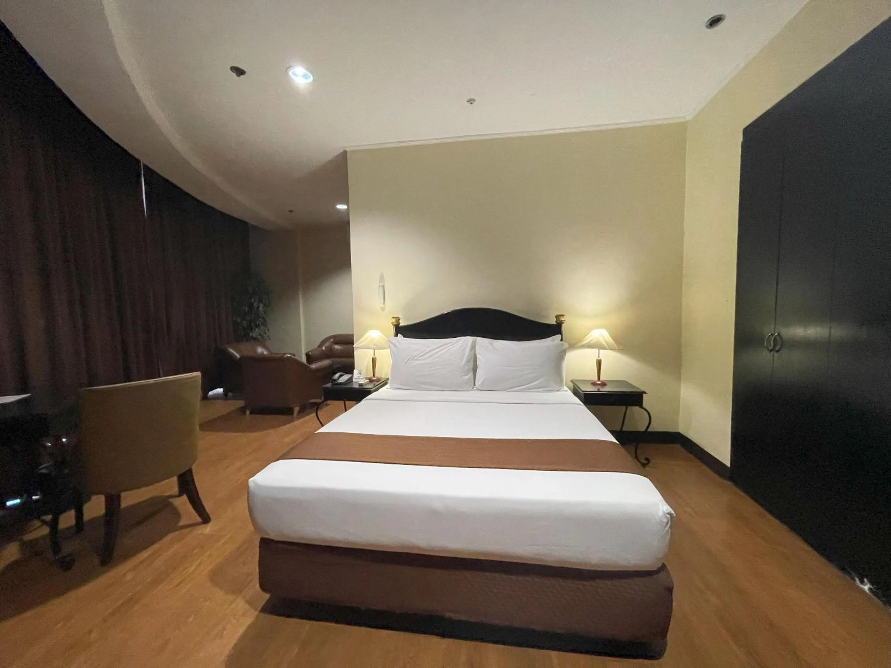 Bed in Golden Peak Hotel & Suites powered by Cocotel