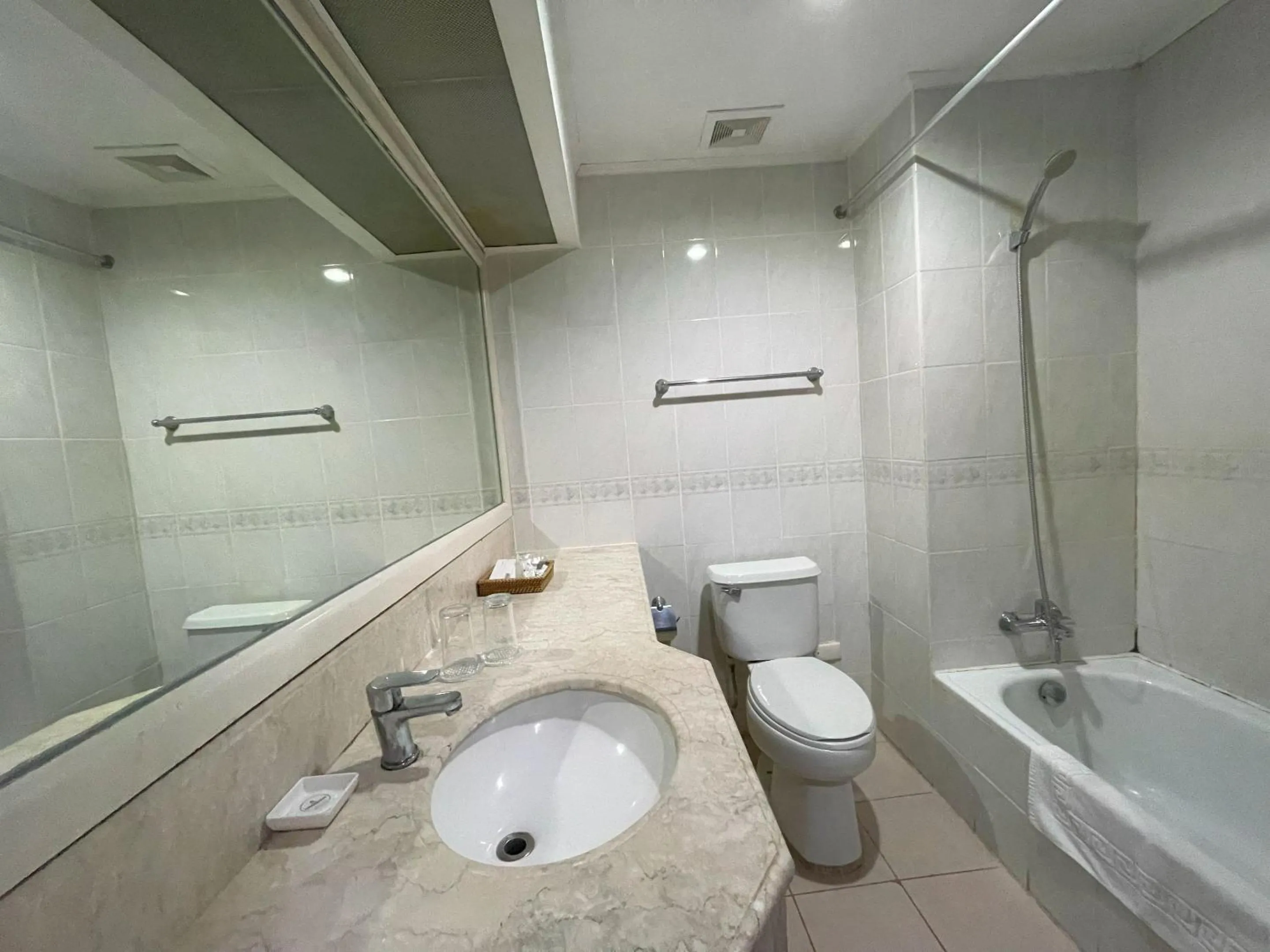 Golden Peak Hotel & Suites powered by Cocotel