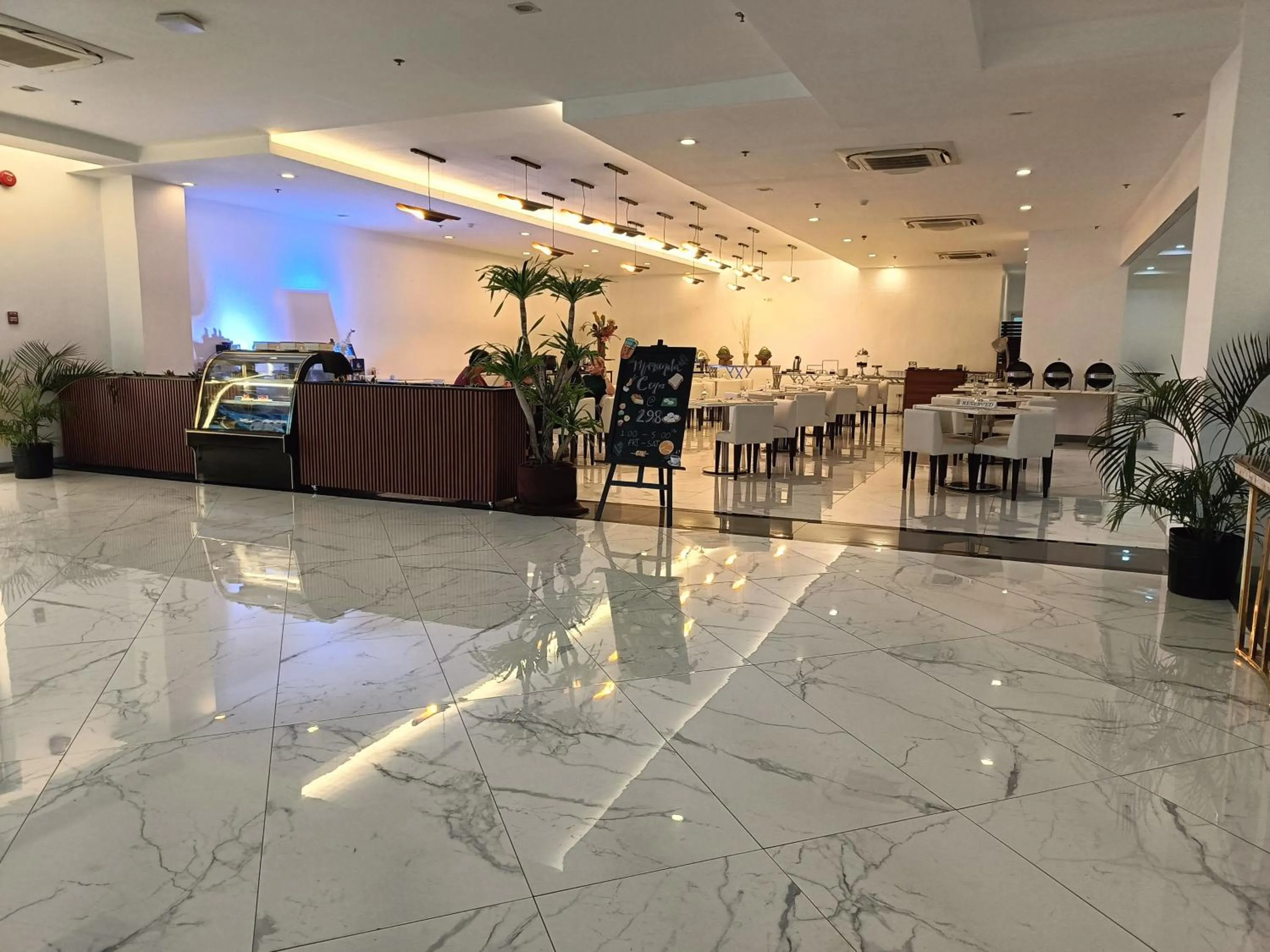 Lobby or reception in Golden Peak Hotel & Suites powered by Cocotel