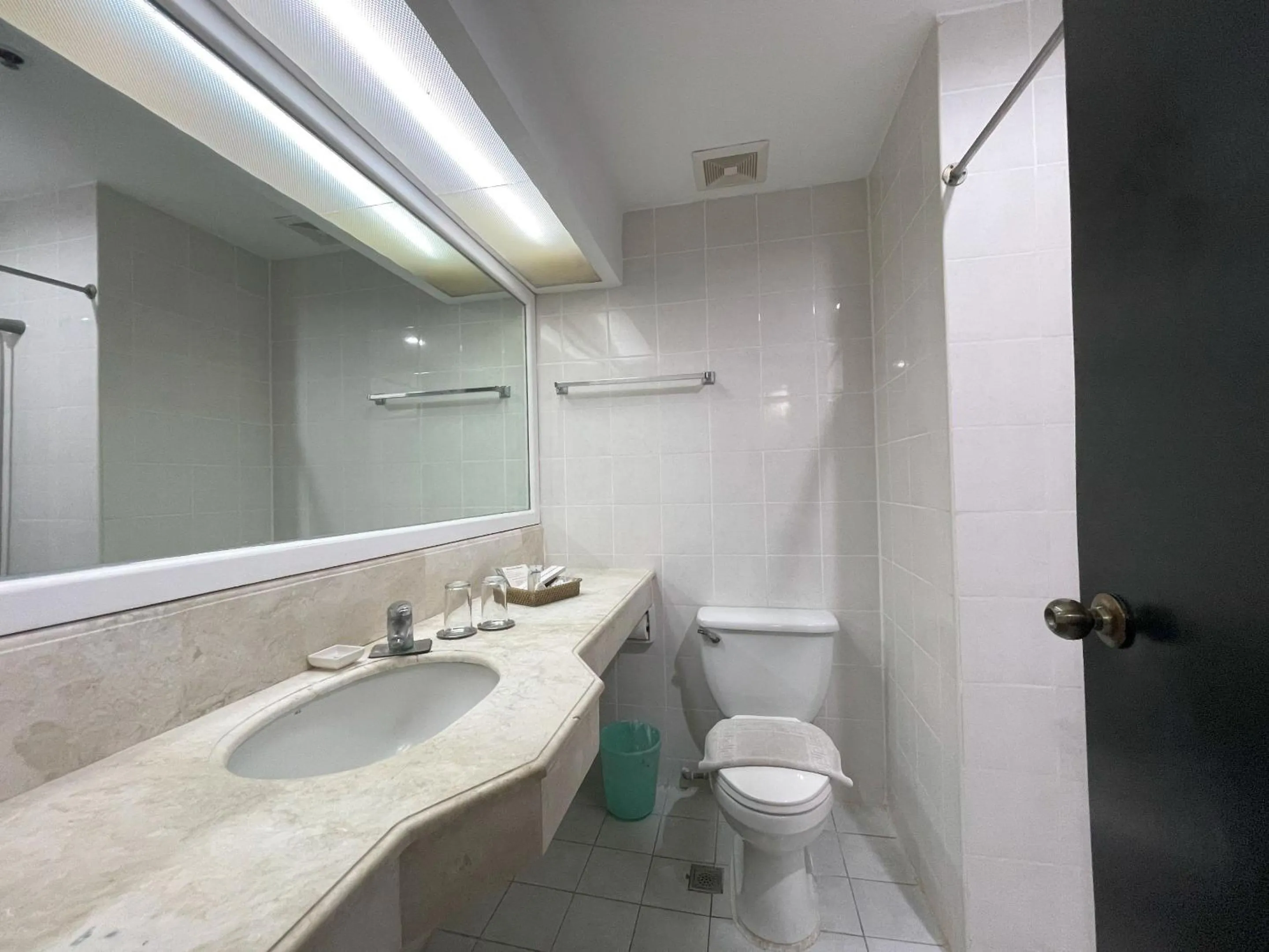 Golden Peak Hotel & Suites powered by Cocotel