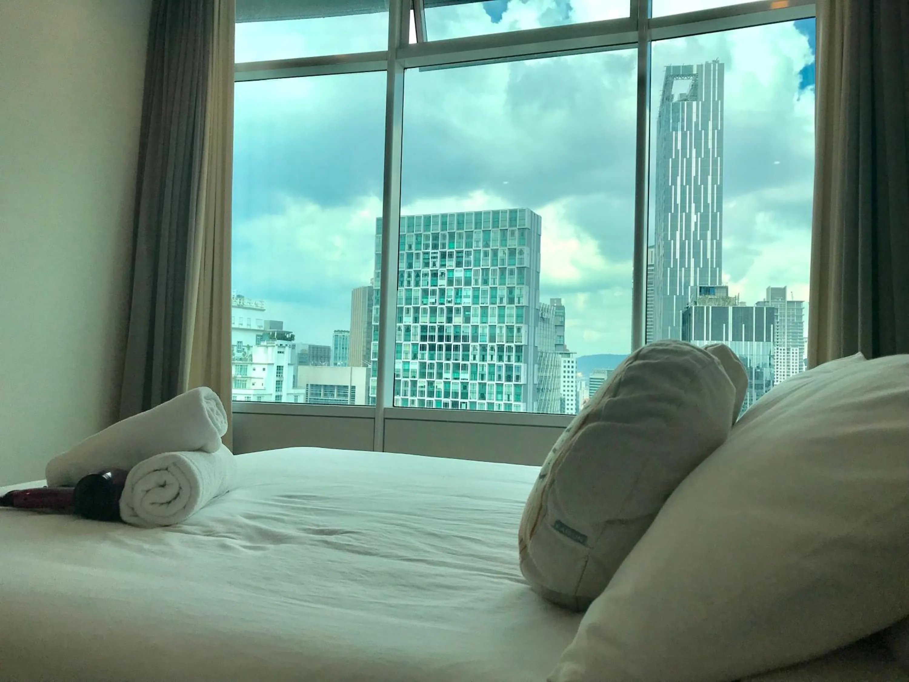 Bed in VORTEX SUITES KLCC by PNUT With NETFLIX