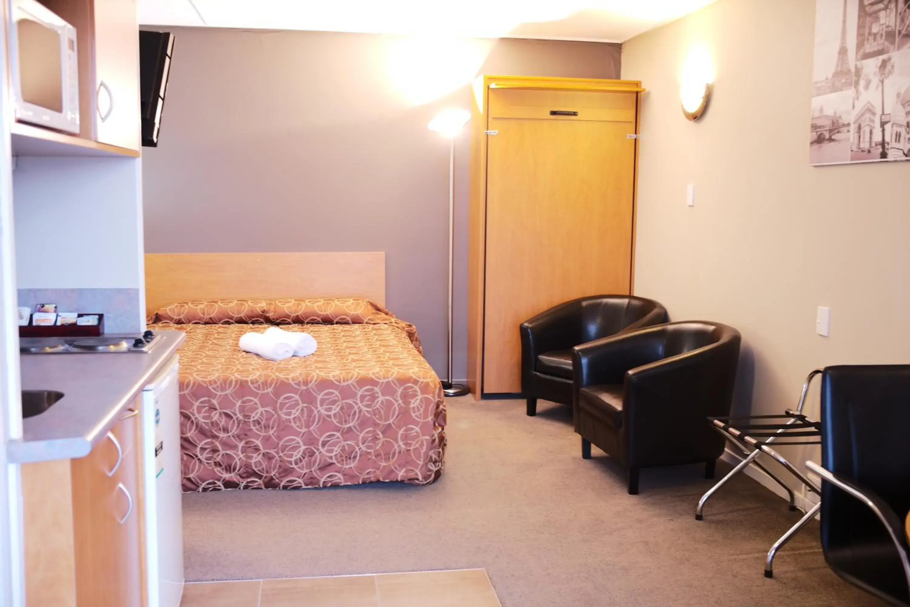 Bed in Kiwi Studios Motel Bed in Kiwi Studios Motel
