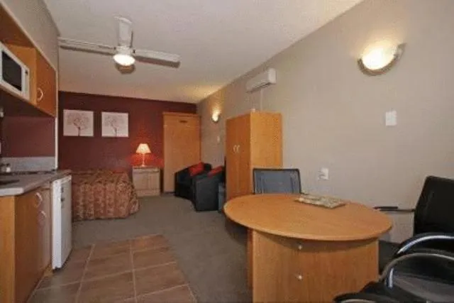 Dining area in Kiwi Studios Motel