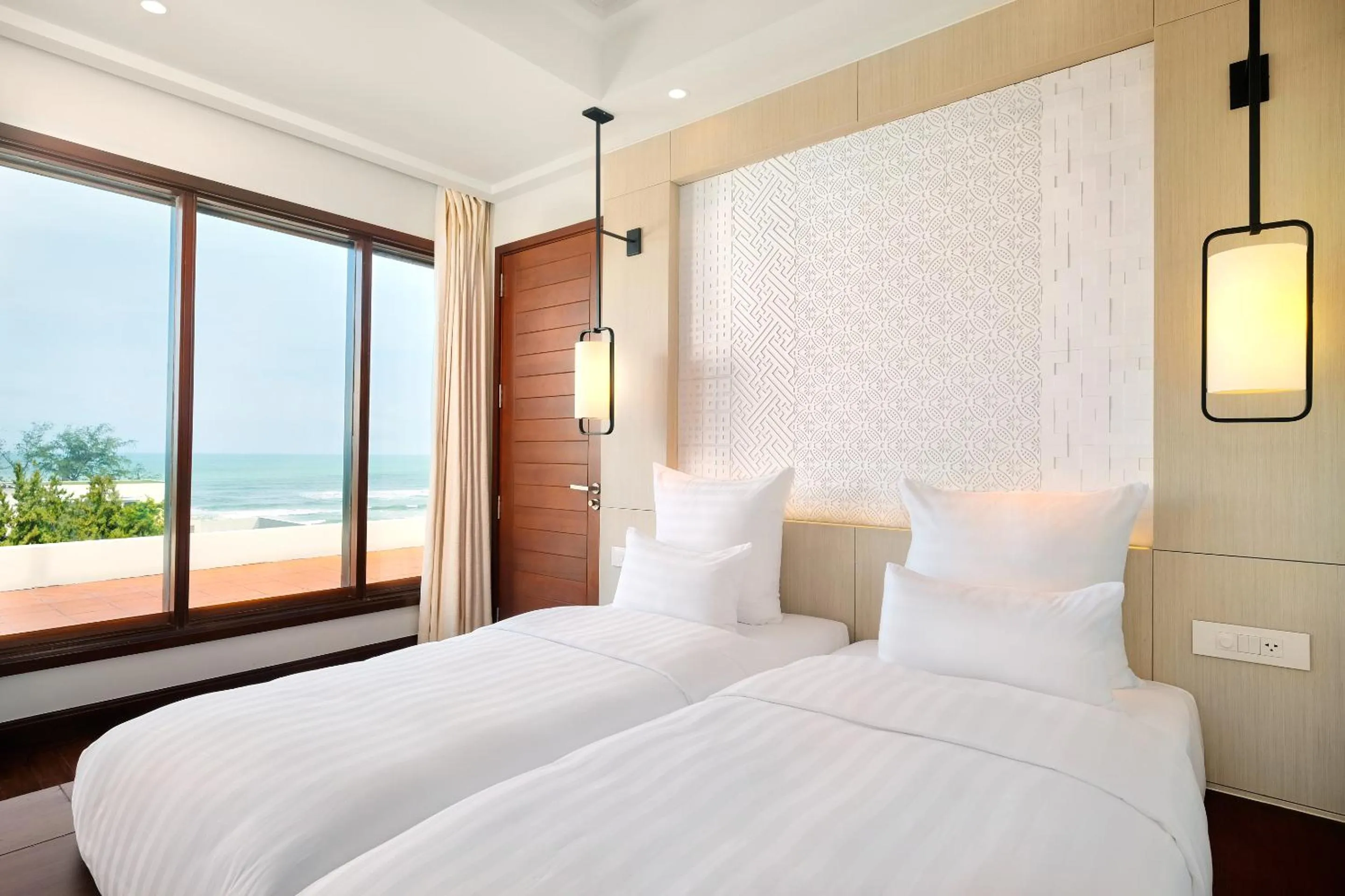 Restaurant/places to eat, Bed in Pullman Danang Beach Resort