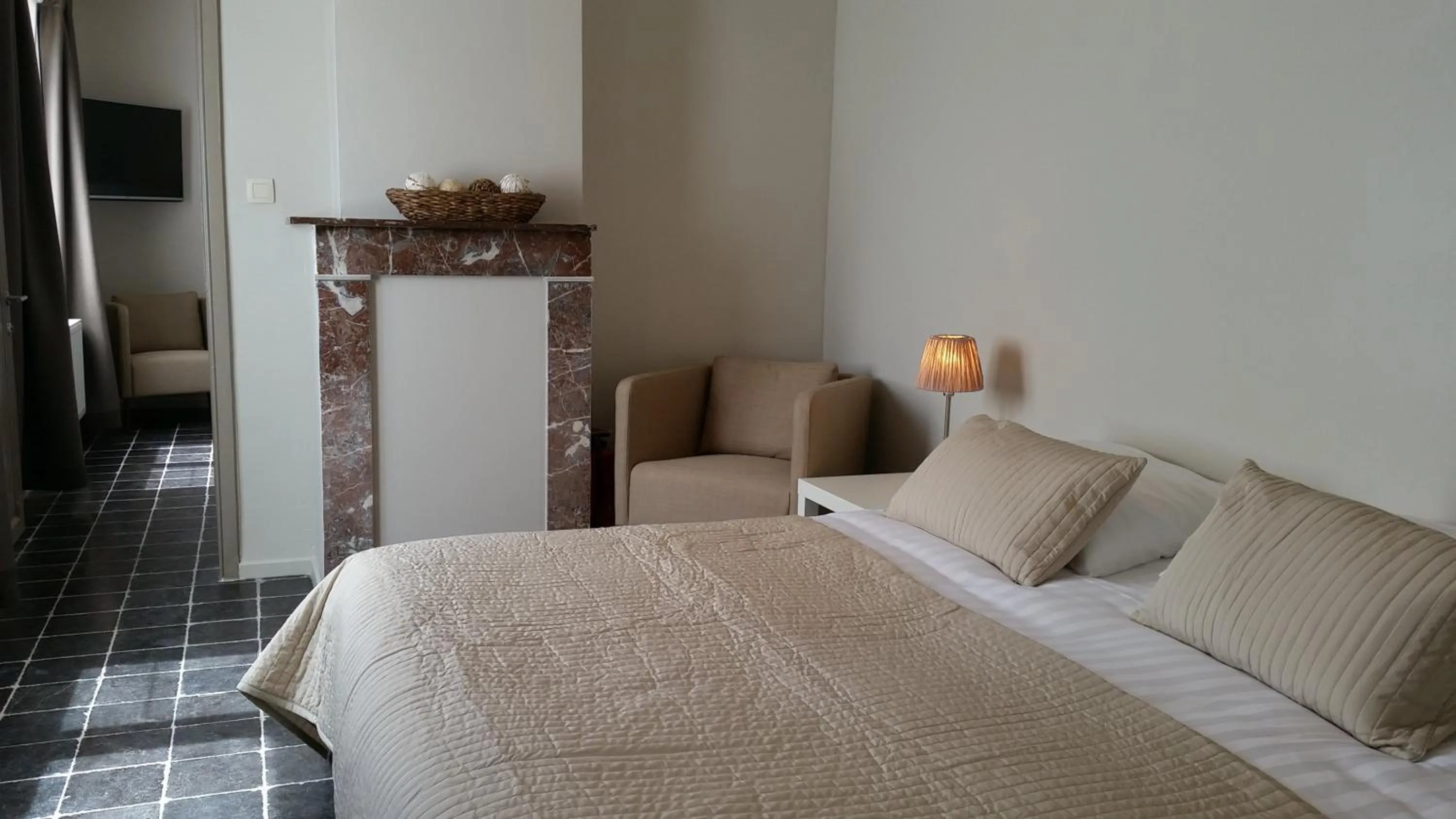 Photo of the whole room, Bed in B&B Charles Cabour