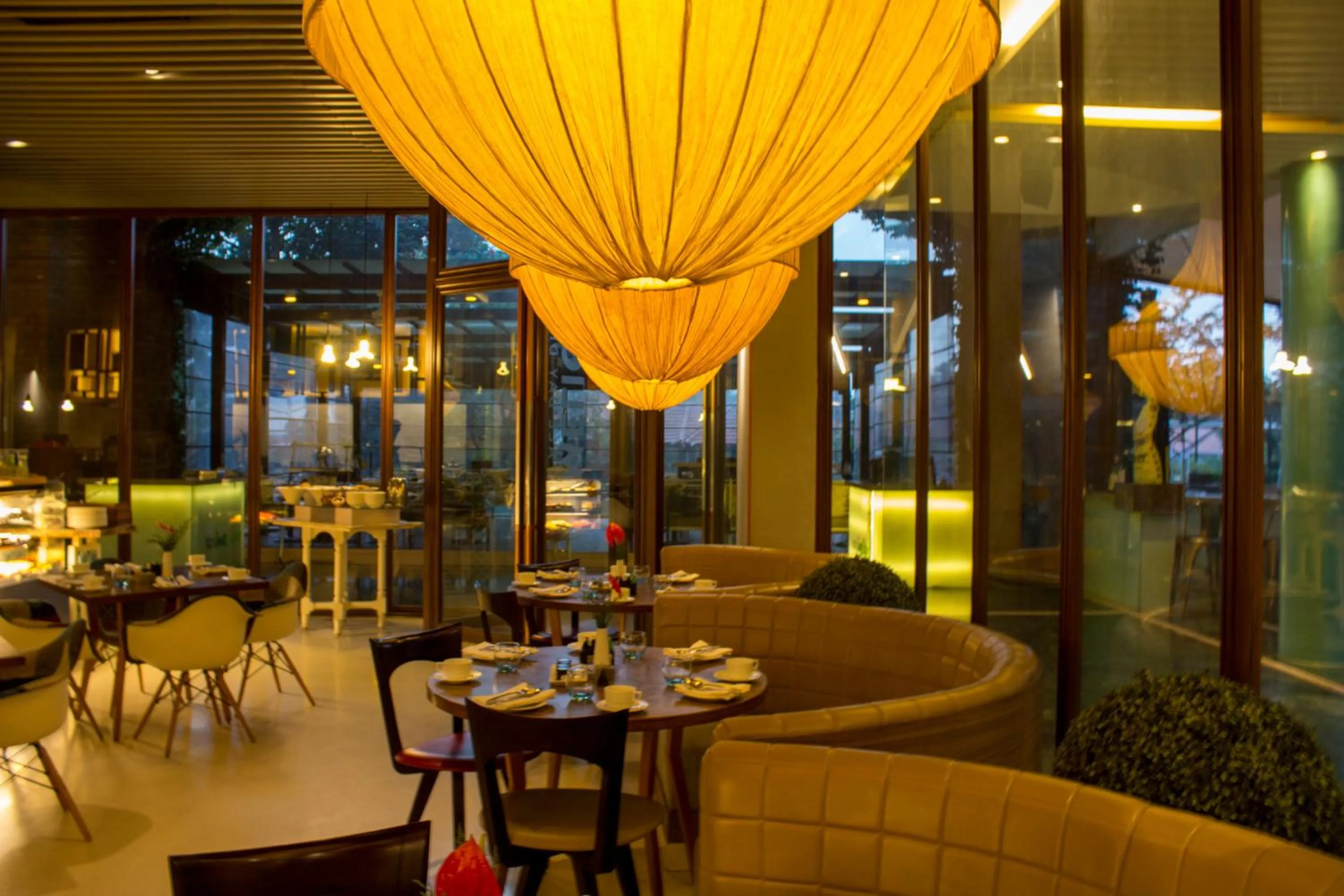 Restaurant/places to eat in Hotel Royal Orchid Bangalore