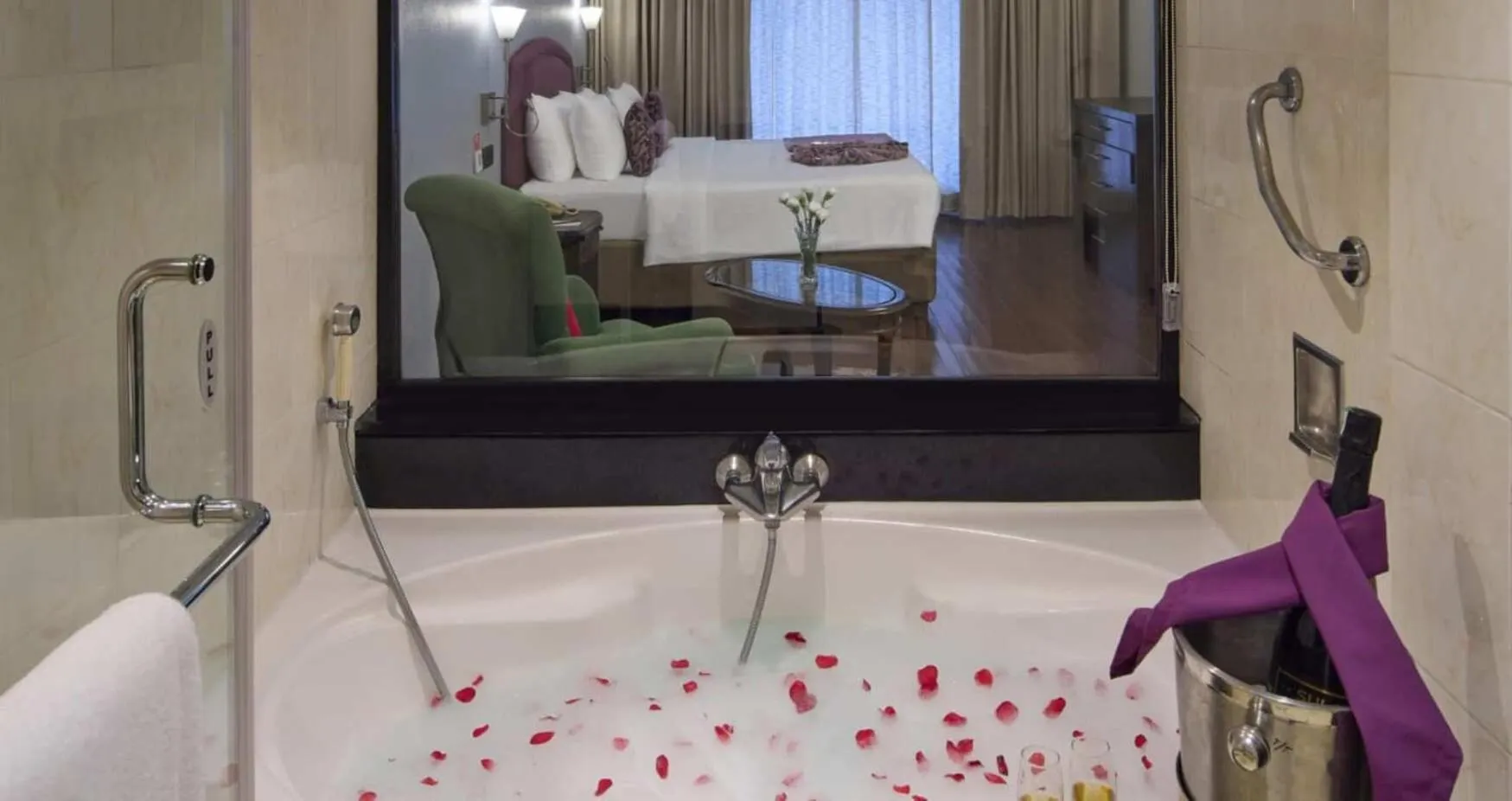 Bathroom, Bed in Hotel Royal Orchid Bangalore