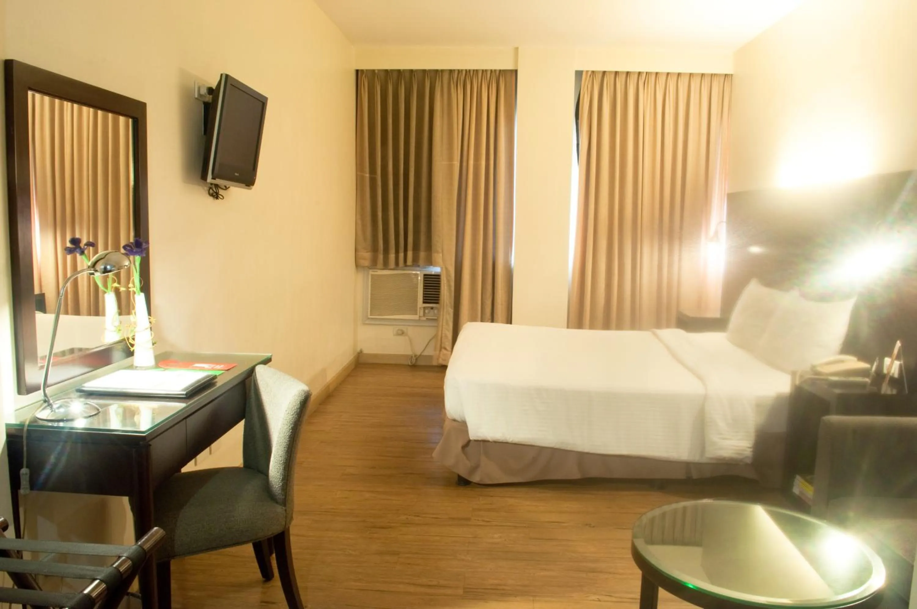 Bedroom, TV/Entertainment Center in Pearl Lane Hotel