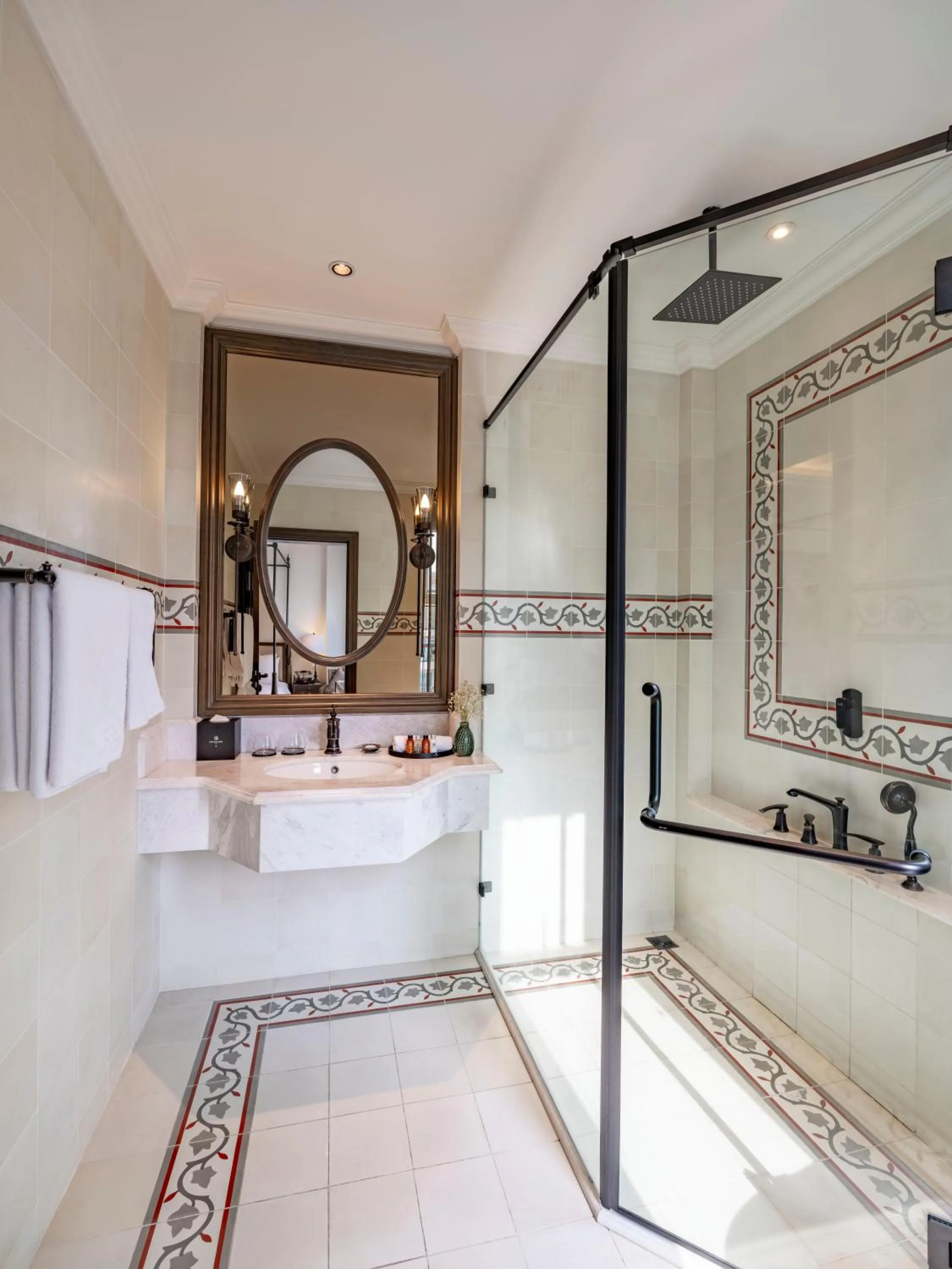 Shower in De Syloia Hotel