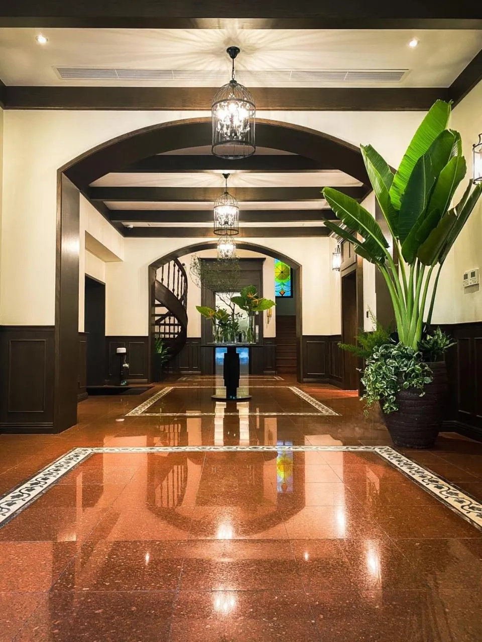 Communal lounge/ TV room in De Syloia Hotel