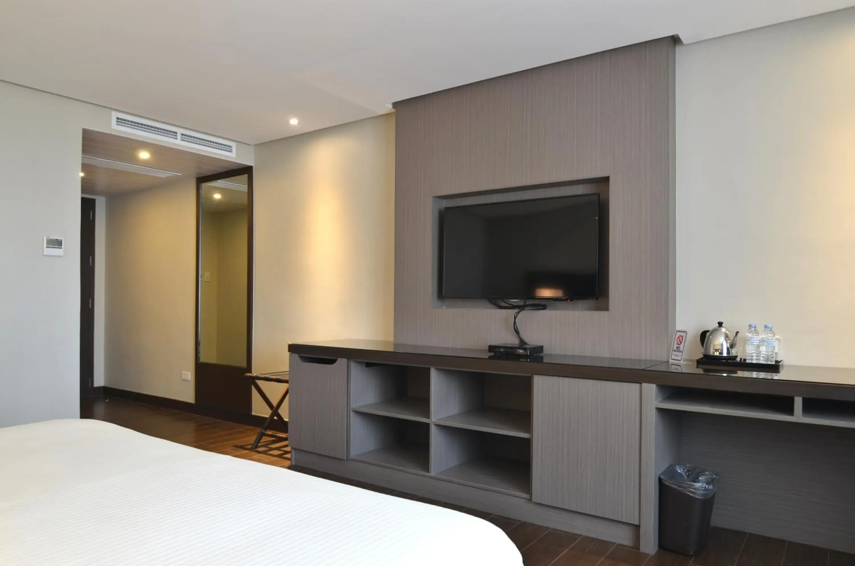 Bed in Pearl Garden Hotel Bed in Pearl Garden Hotel