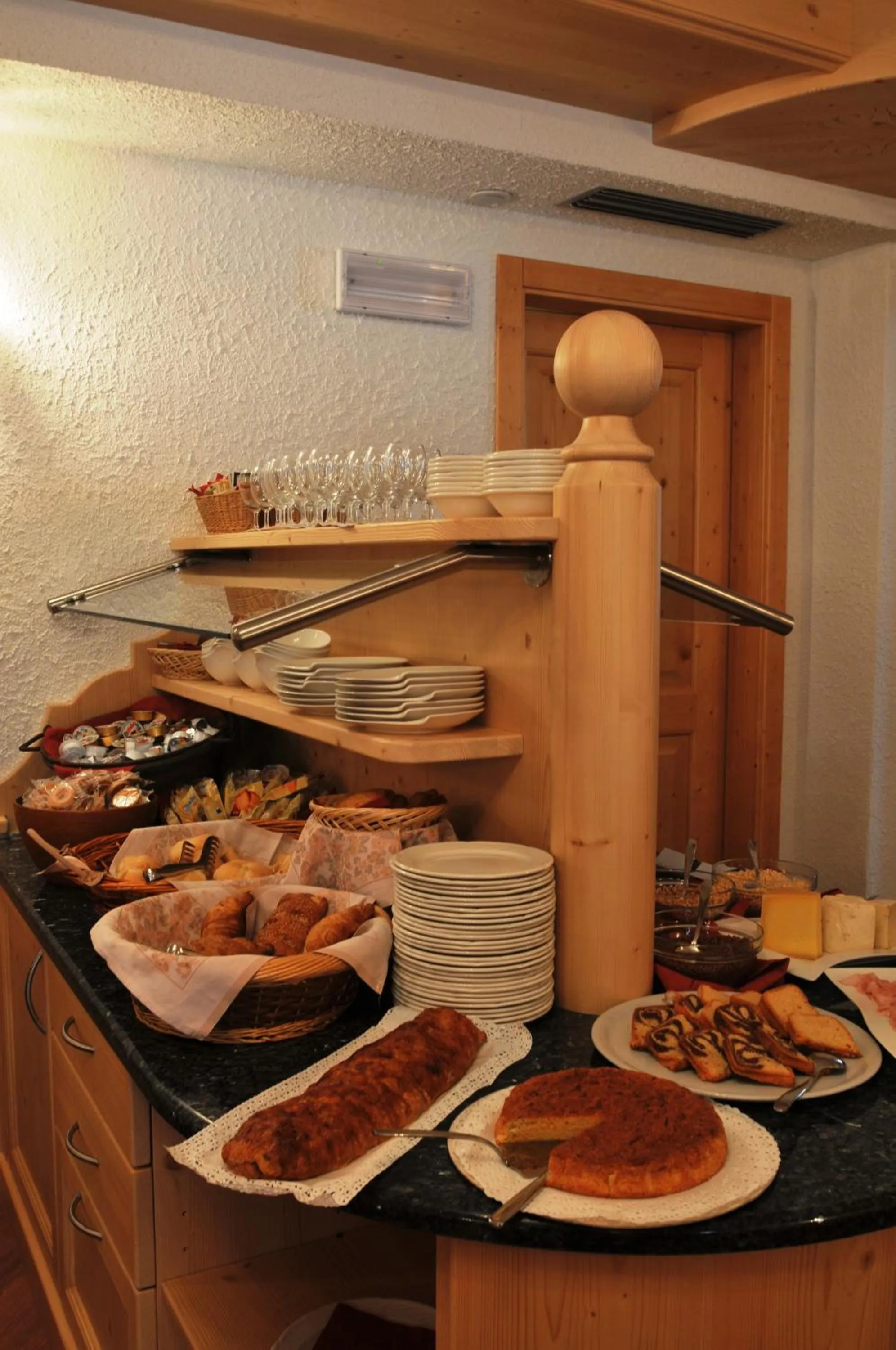 Buffet breakfast in Hotel Il Maniero