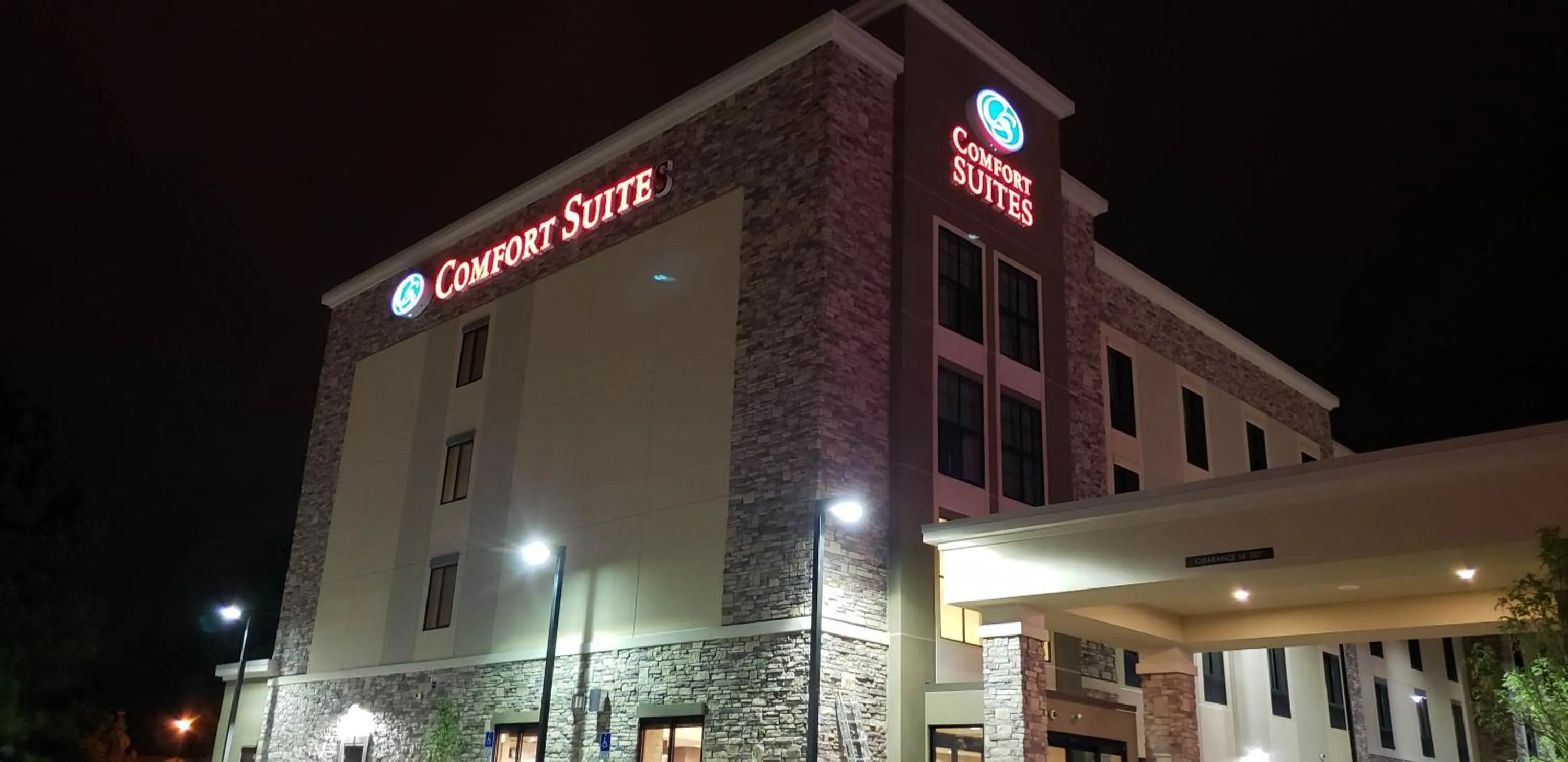 Facade/entrance in Comfort Suites Denver near Anschutz Medical Campus