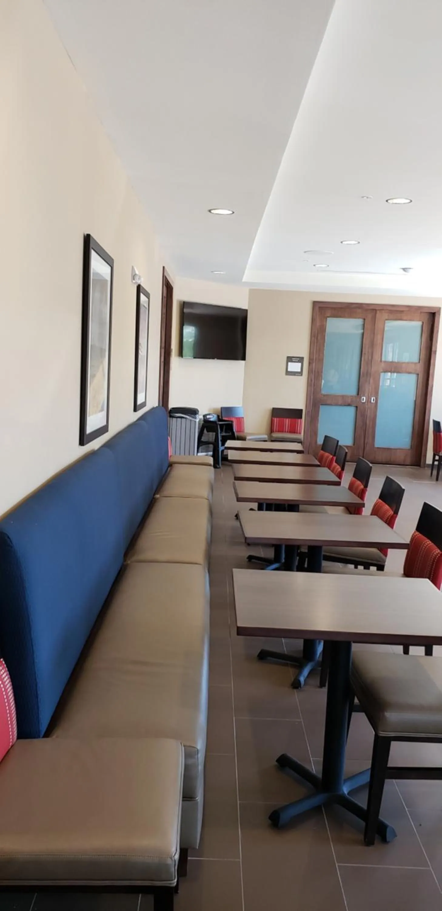 Dining area in Comfort Suites Denver near Anschutz Medical Campus