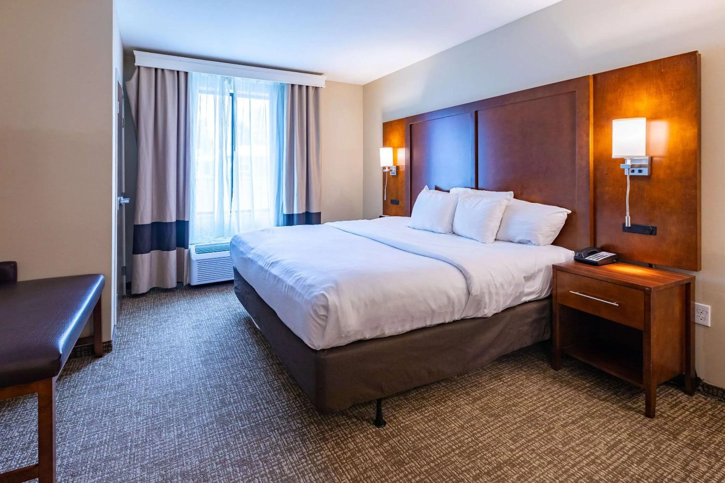 Bedroom, Bed in Comfort Suites Denver near Anschutz Medical Campus