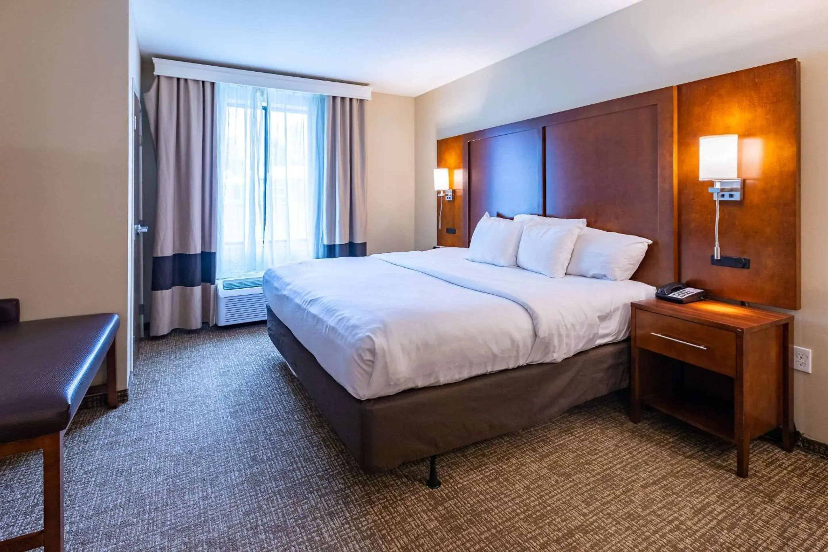 Bedroom, Bed in Comfort Suites Denver near Anschutz Medical Campus Bedroom, Bed in Comfort Suites Denver near Anschutz Medical Campus