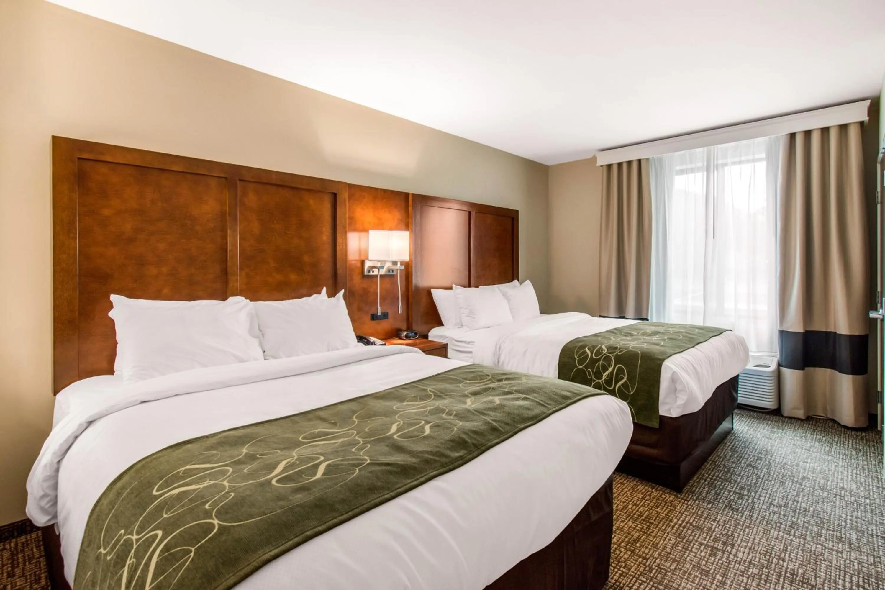 Bedroom, Bed in Comfort Suites Denver near Anschutz Medical Campus