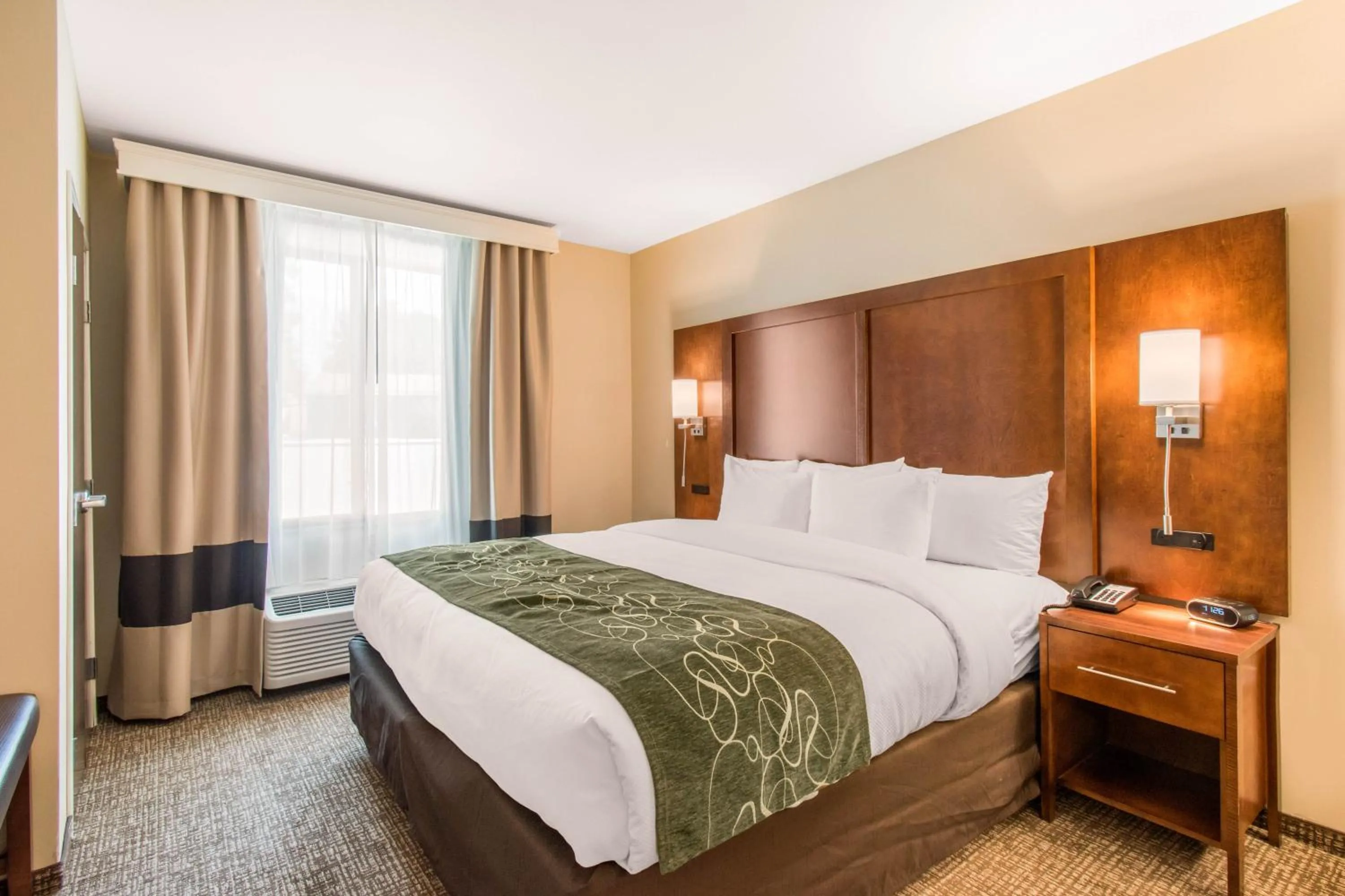 Bedroom, Bed in Comfort Suites Denver near Anschutz Medical Campus