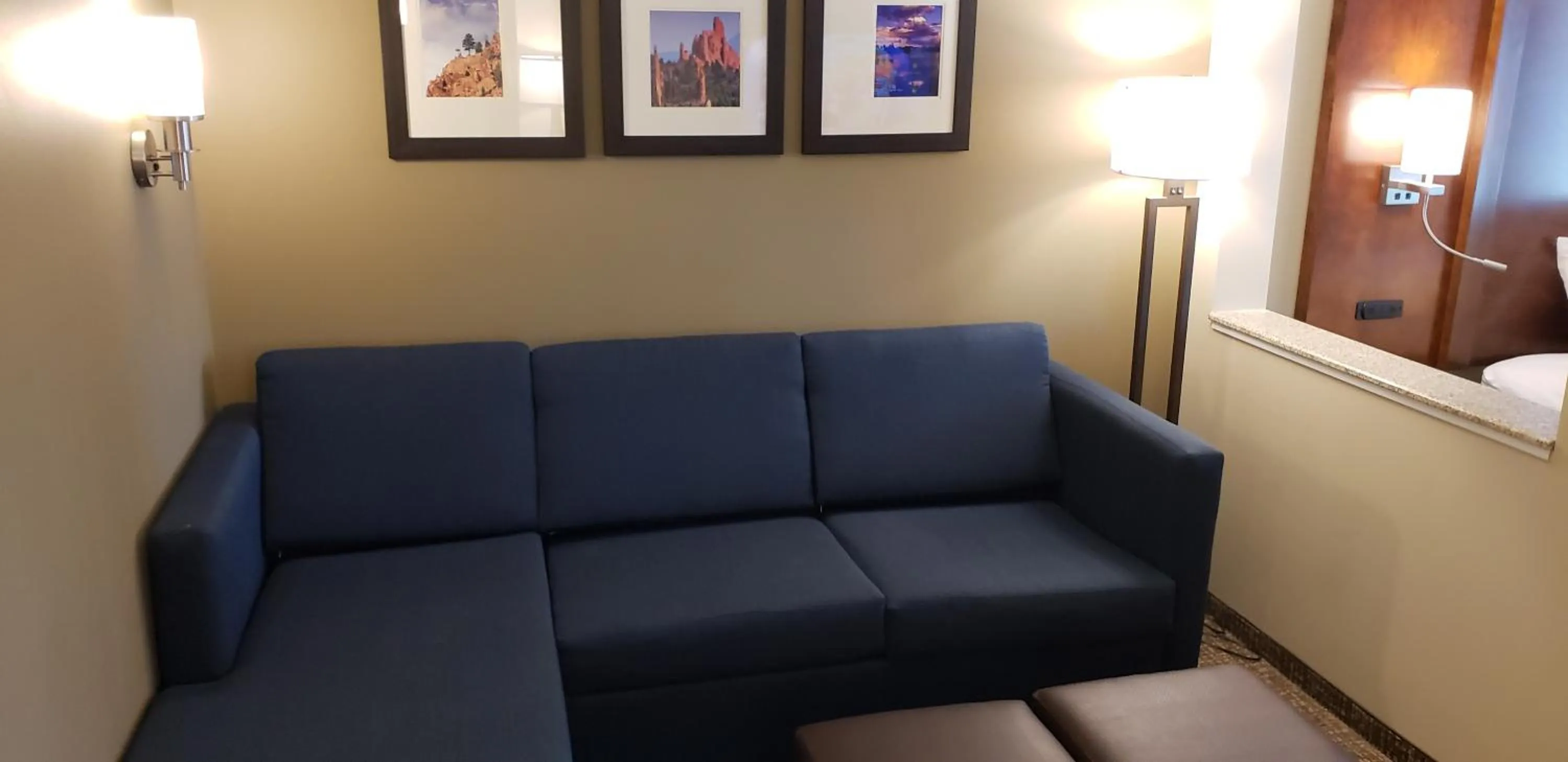 Seating area in Comfort Suites Denver near Anschutz Medical Campus