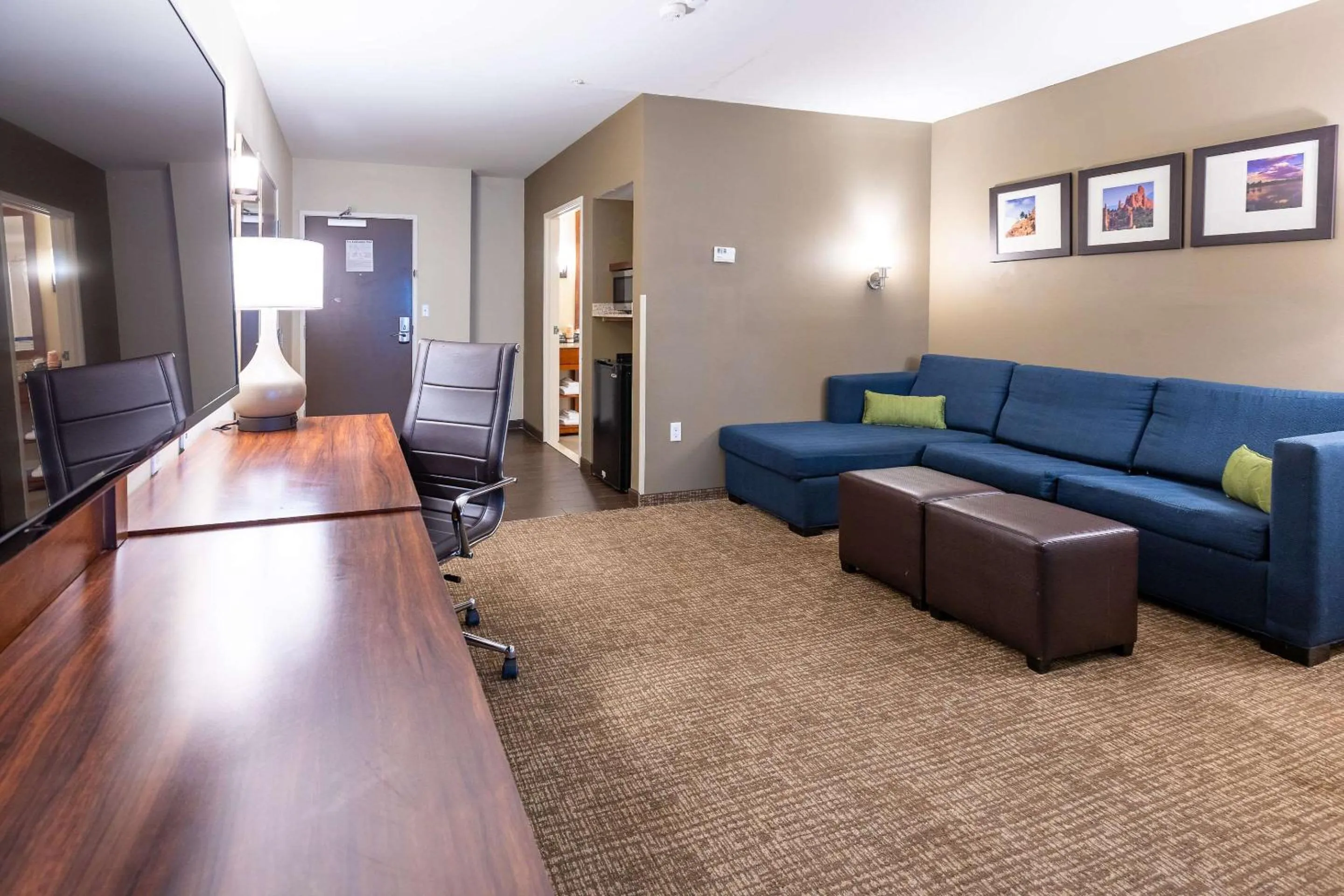Bedroom in Comfort Suites Denver near Anschutz Medical Campus