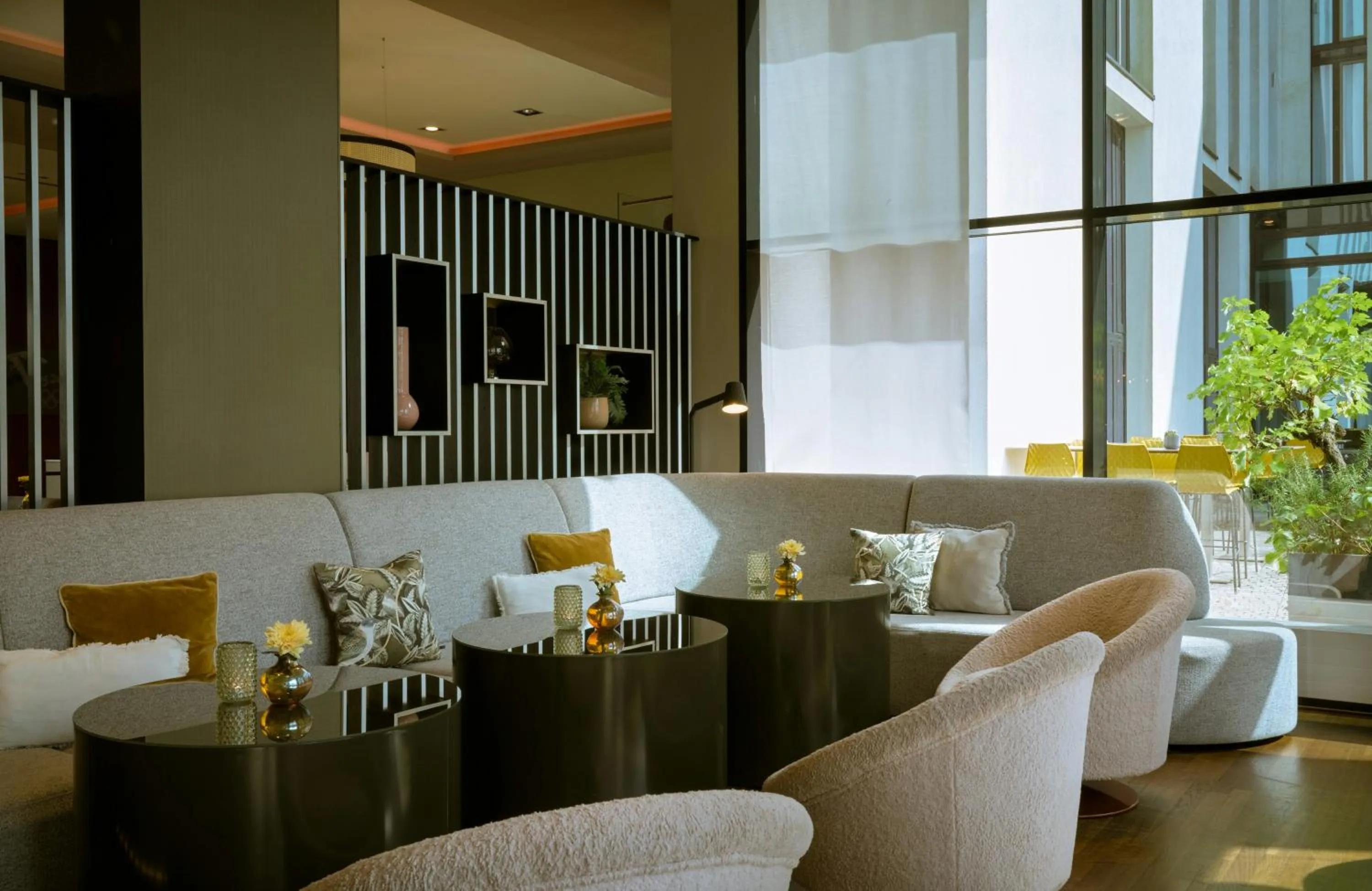 Lounge or bar in Leonardo Royal Hotel Munich