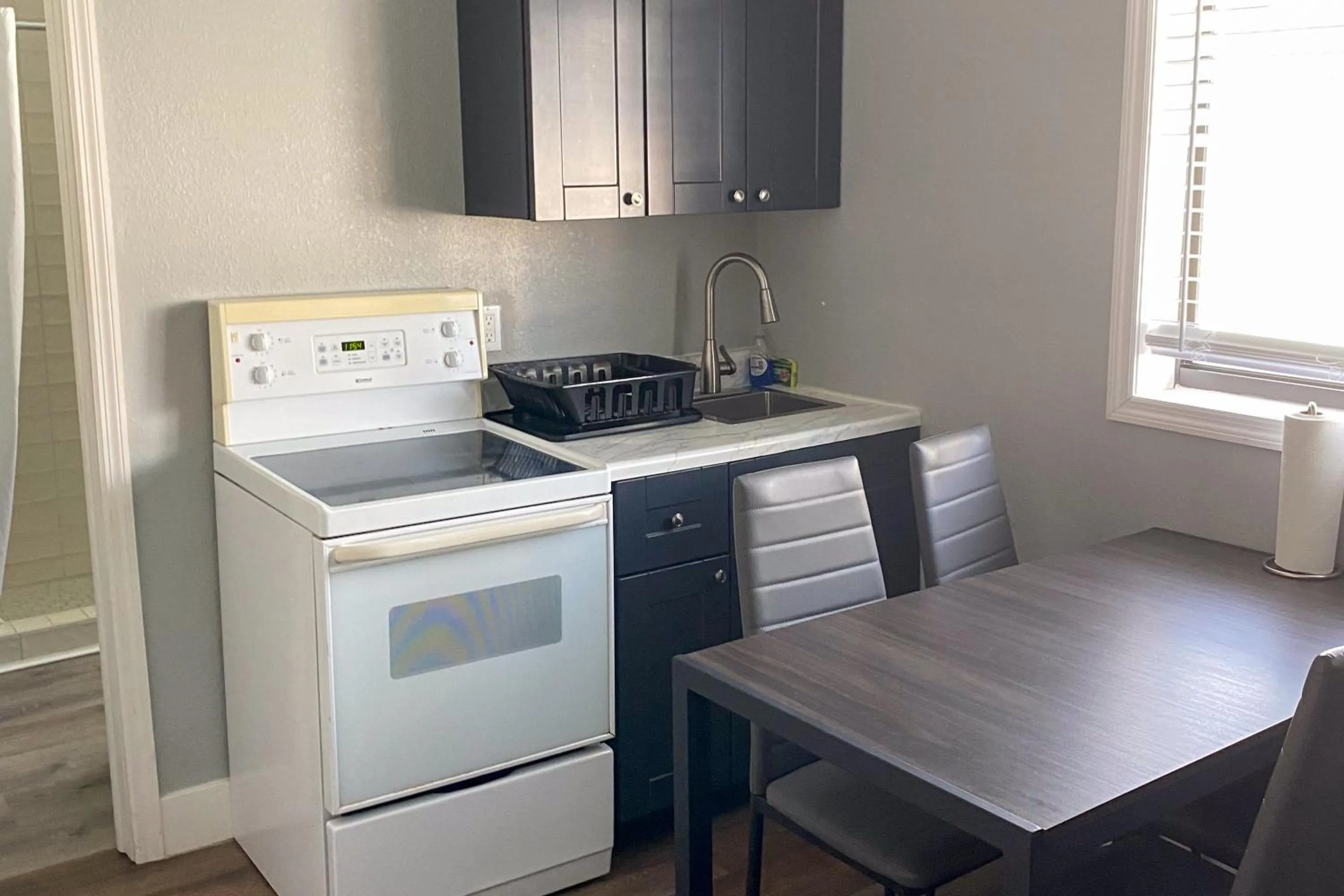 Kitchen or kitchenette in The Palmetto Inn