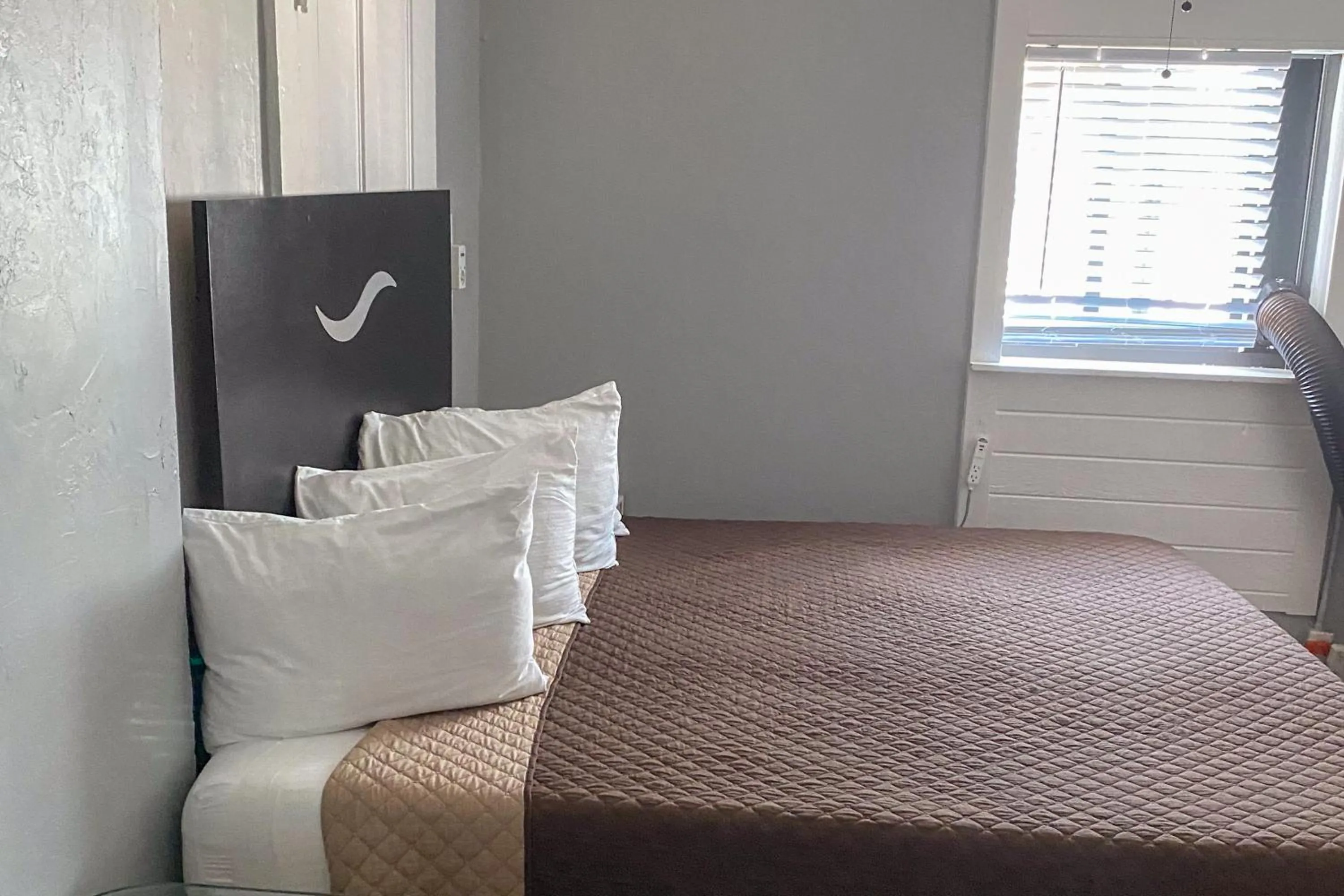 Bed in The Palmetto Inn