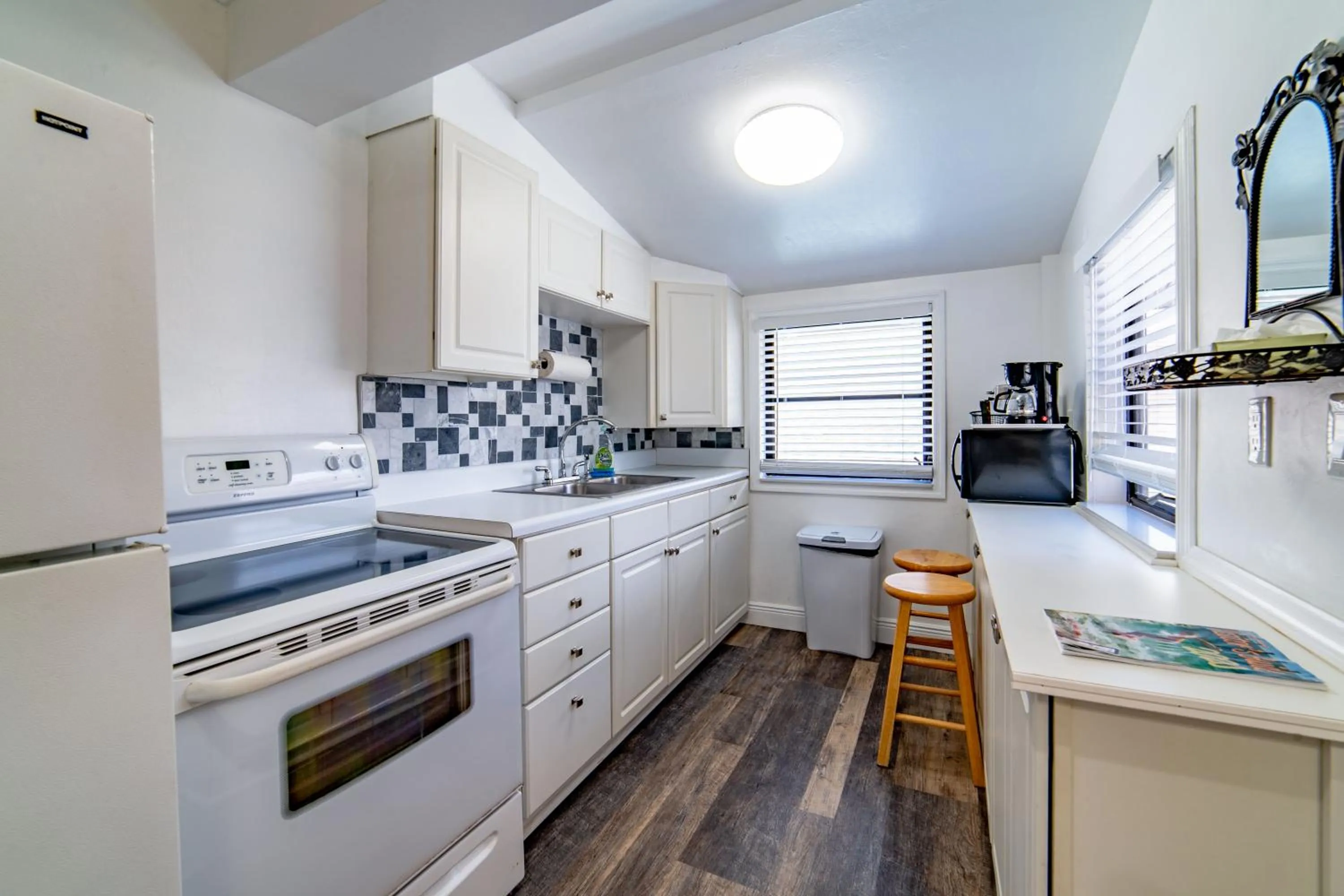 Kitchen or kitchenette in The Palmetto Inn