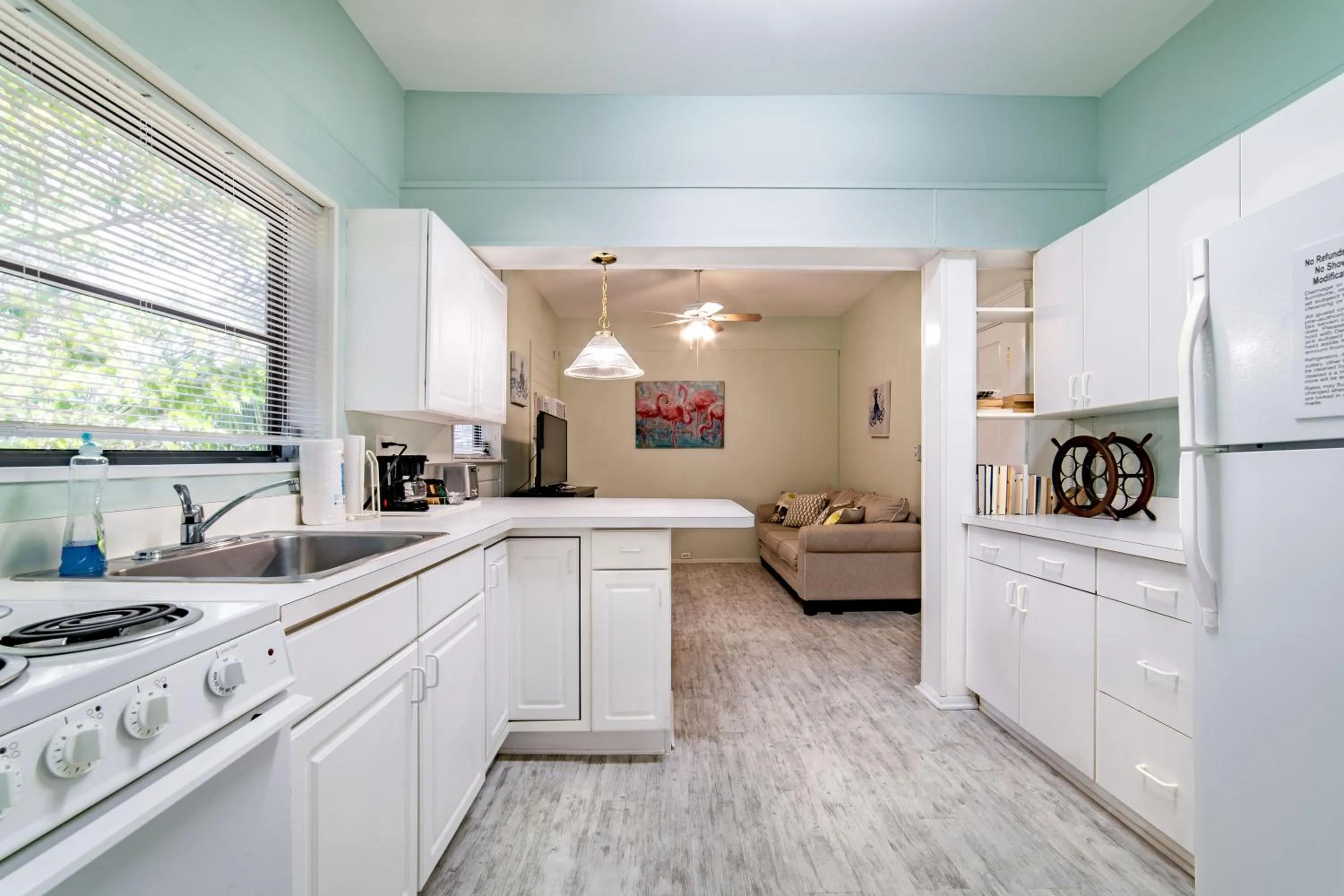 Kitchen or kitchenette in The Palmetto Inn