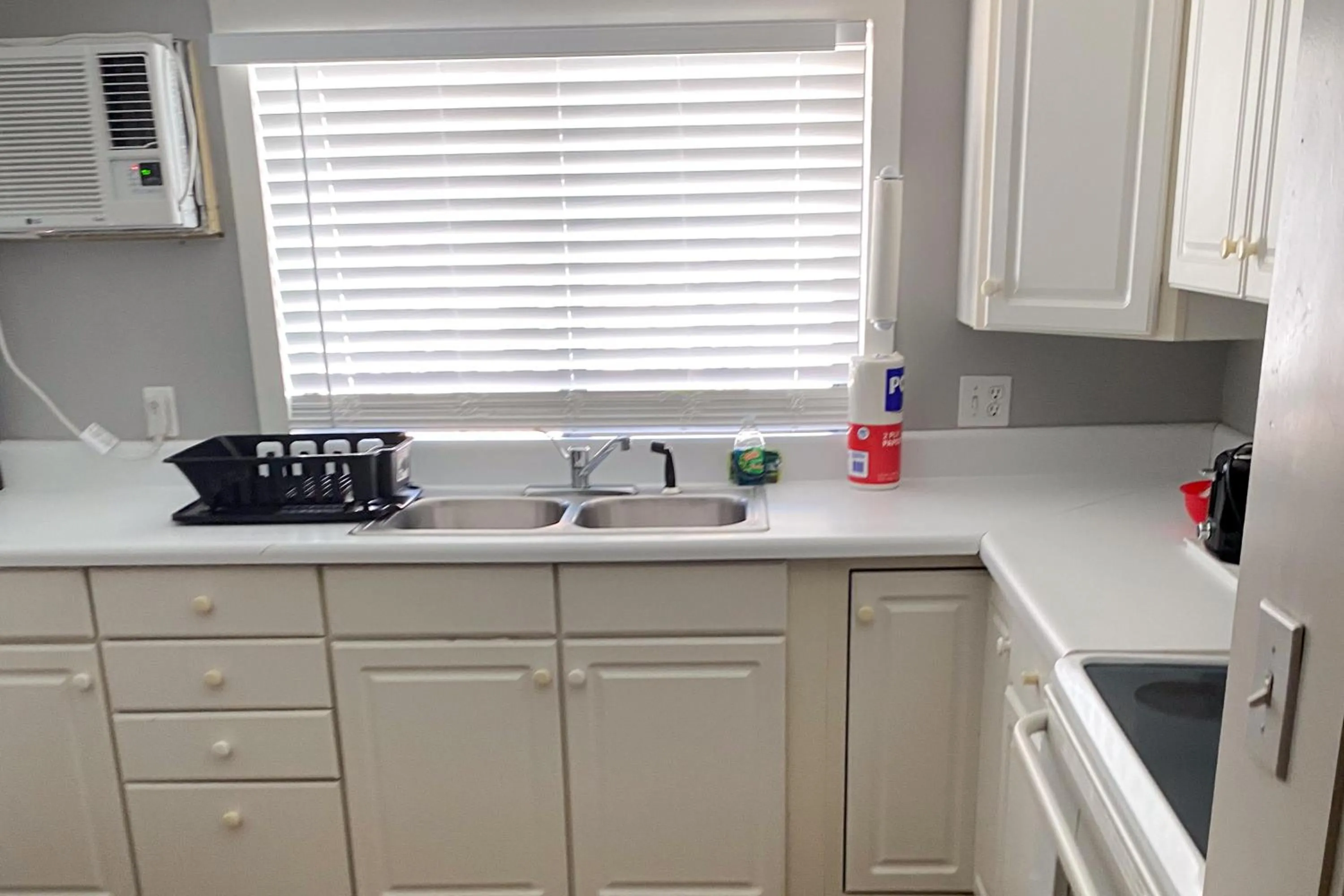 kitchen in The Palmetto Inn