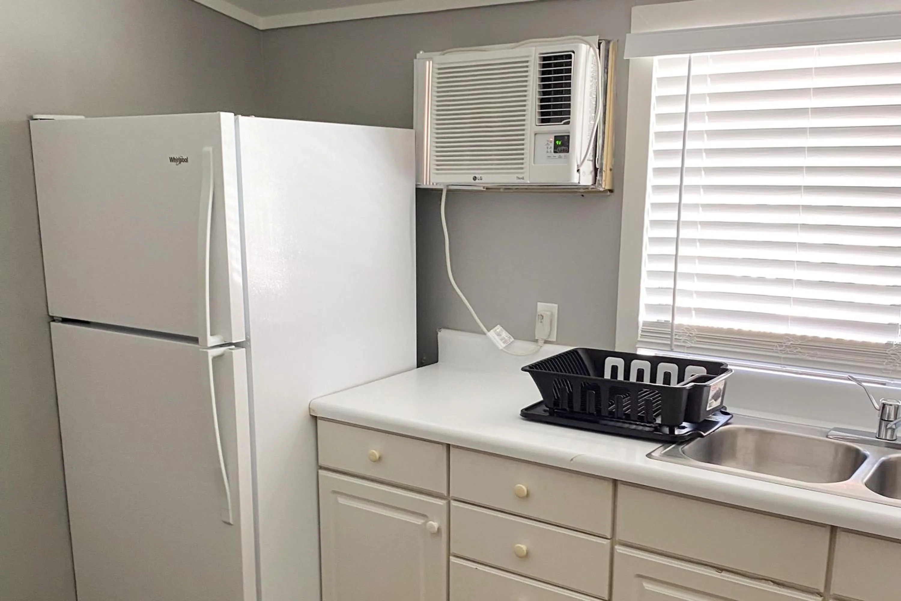 kitchen in The Palmetto Inn