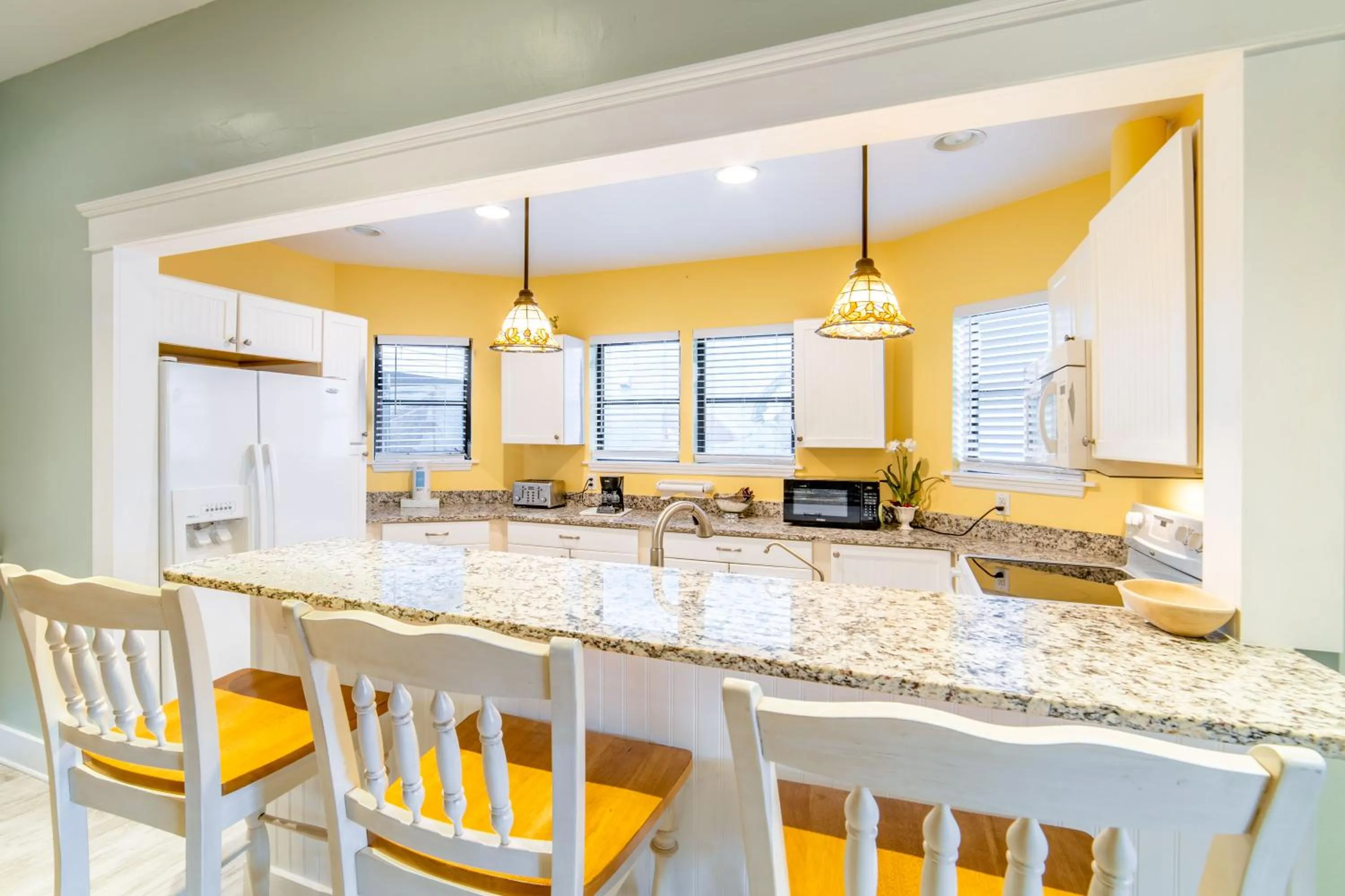 Kitchen or kitchenette in The Palmetto Inn