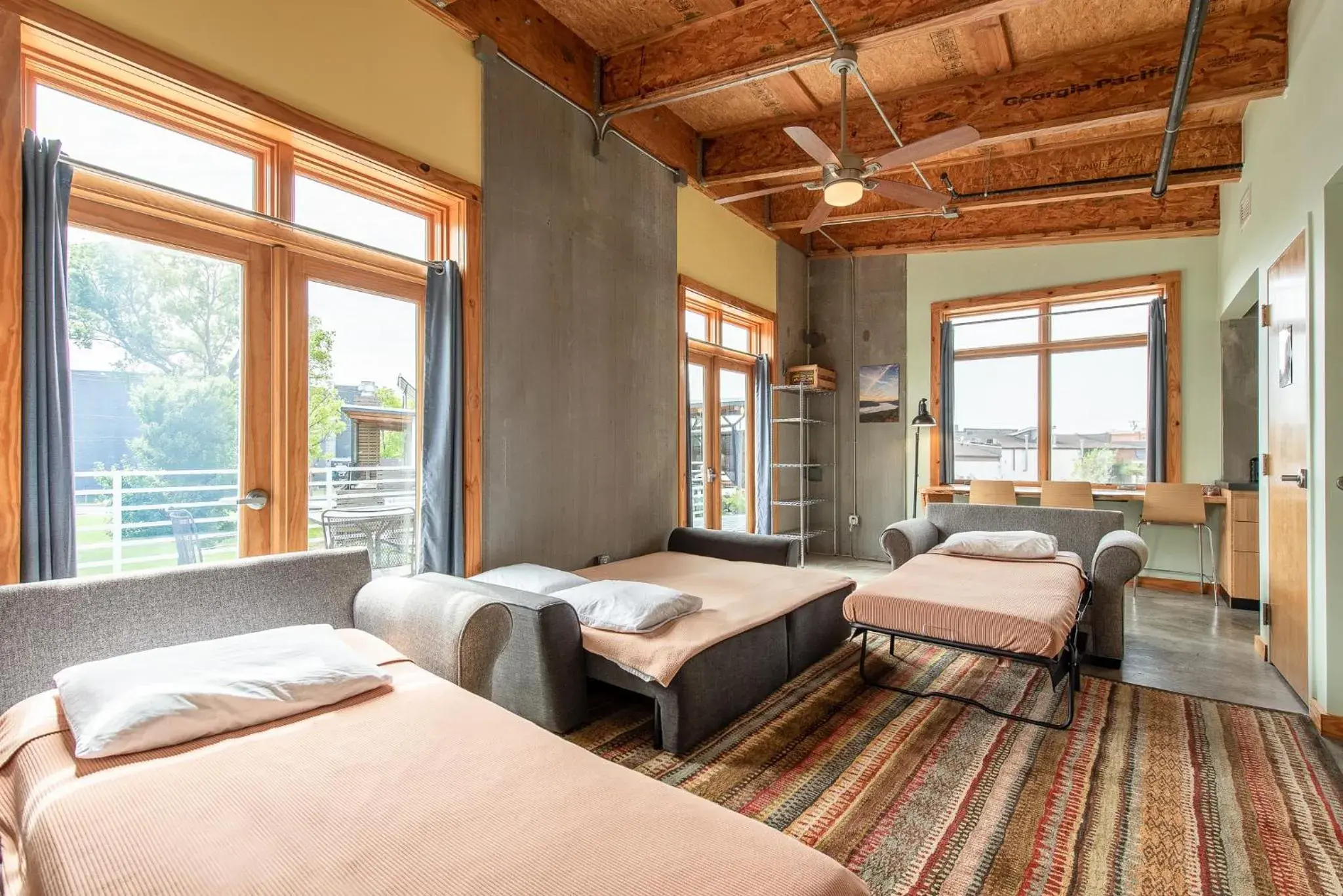 Apartment with Balcony in The Crash Pad: An Uncommon Hostel Apartment with Balcony in The Crash Pad: An Uncommon Hostel