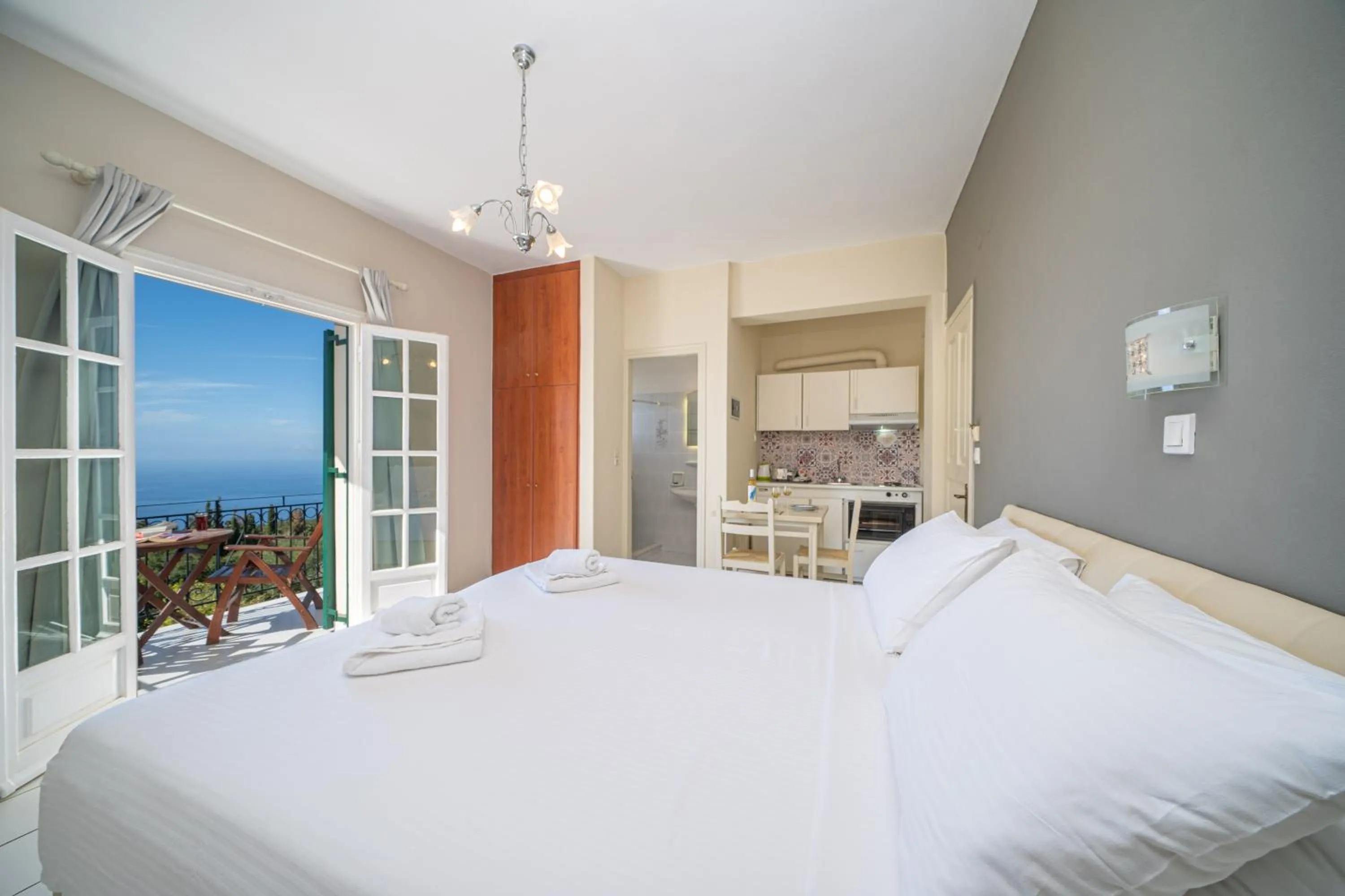 Photo of the whole room in Panoramic Sunset