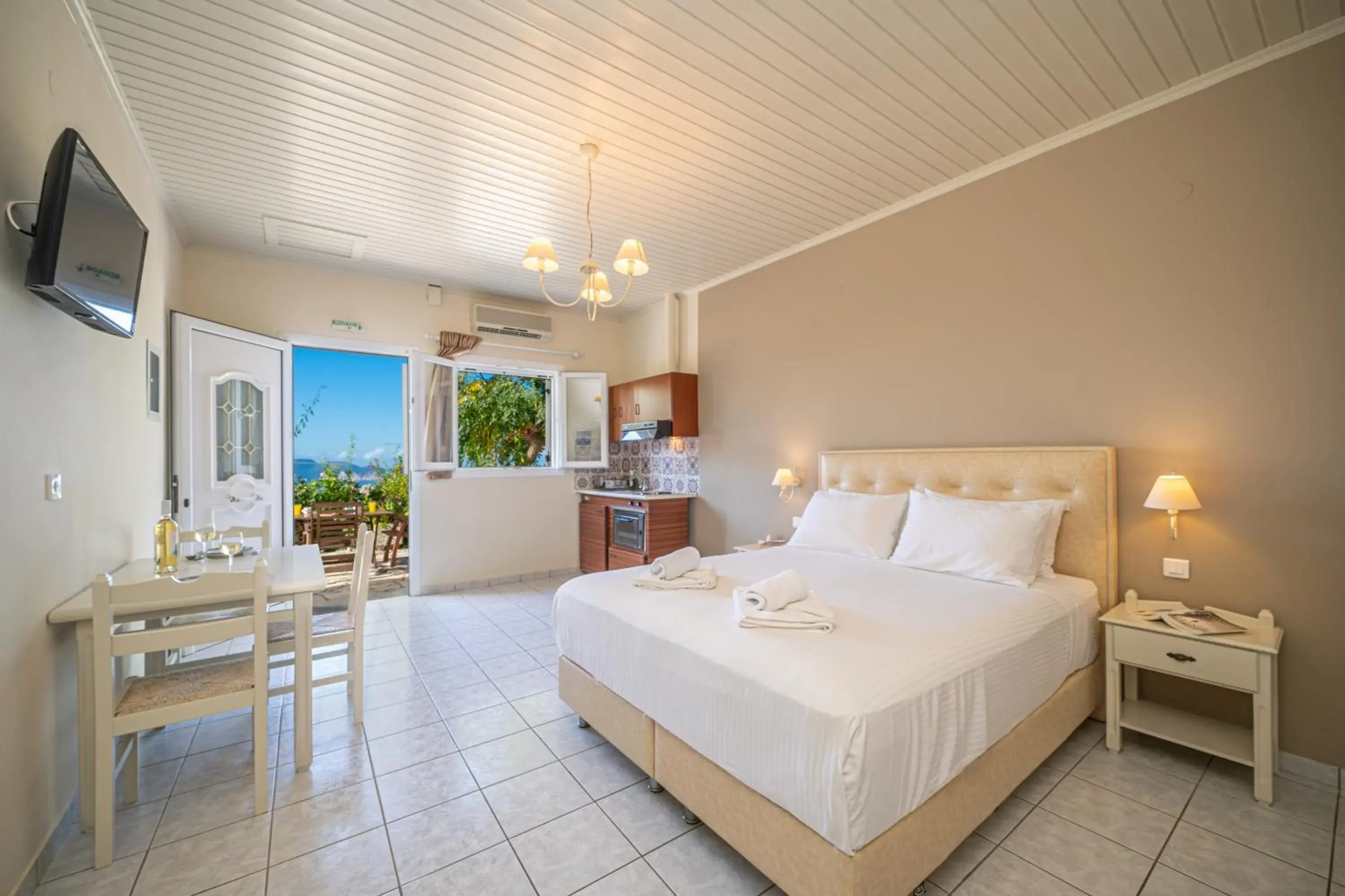 Photo of the whole room, Bed in Panoramic Sunset Photo of the whole room, Bed in Panoramic Sunset