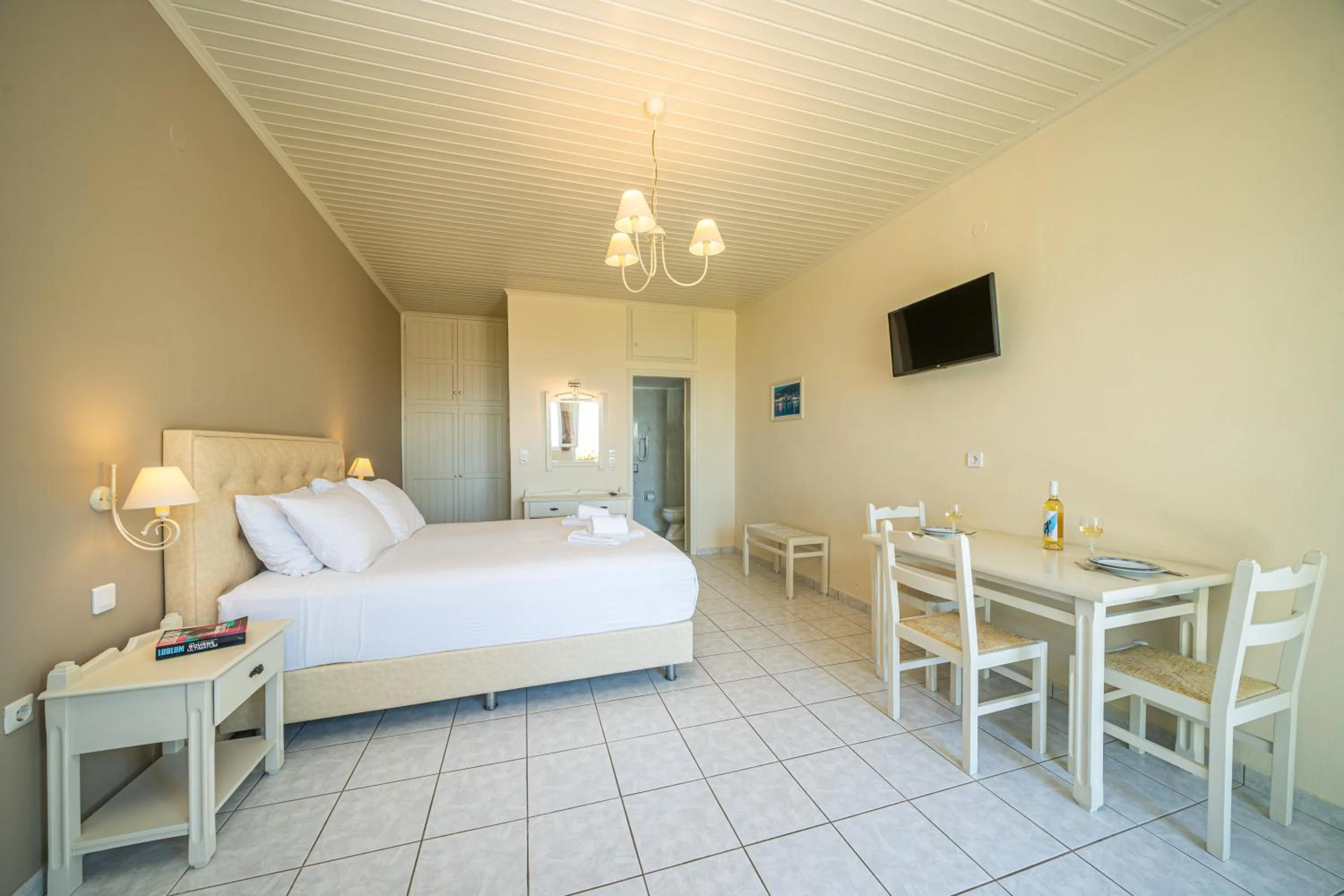 Photo of the whole room in Panoramic Sunset