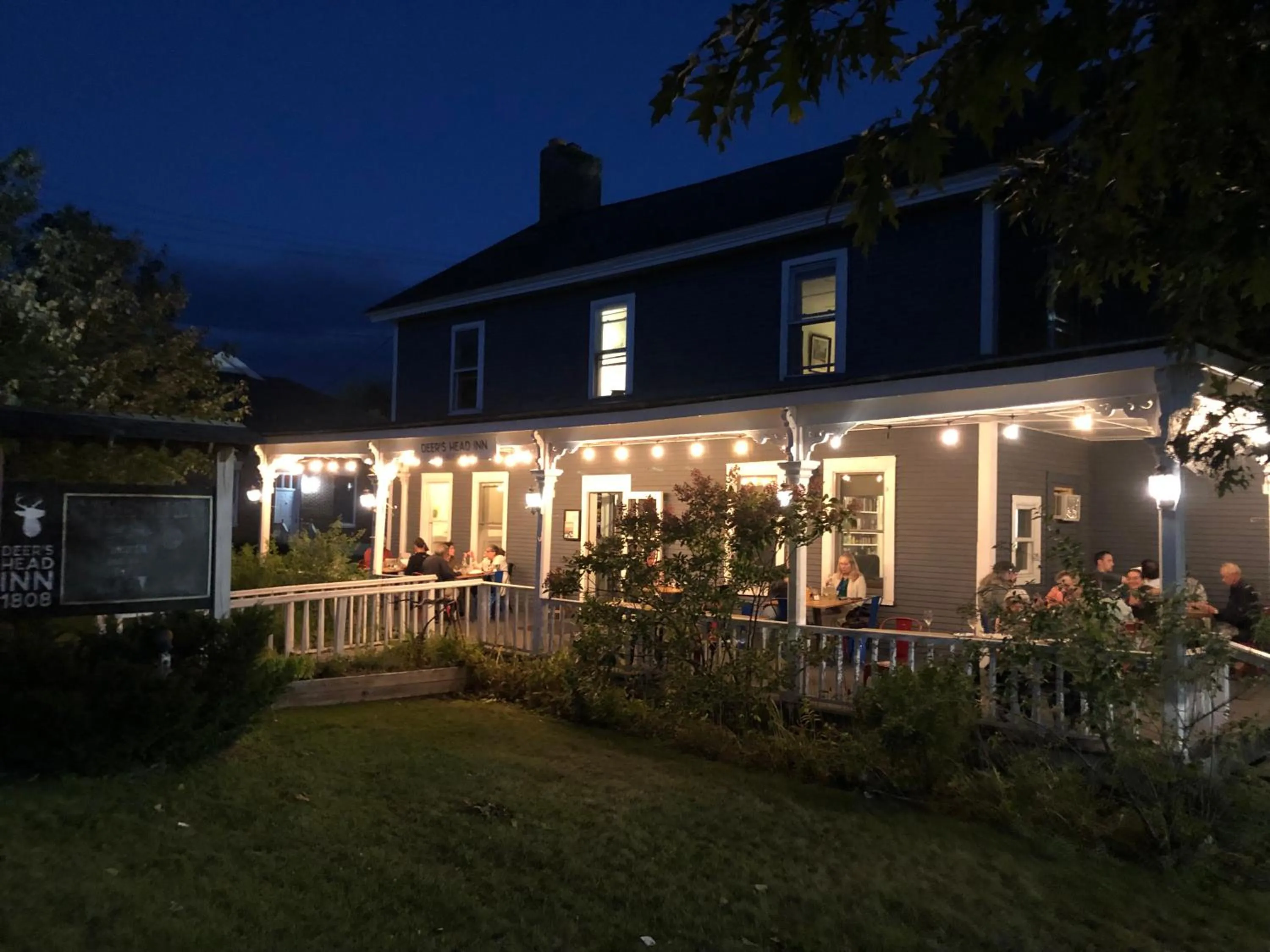 Restaurant/places to eat in The Deers Head Inn Tavern