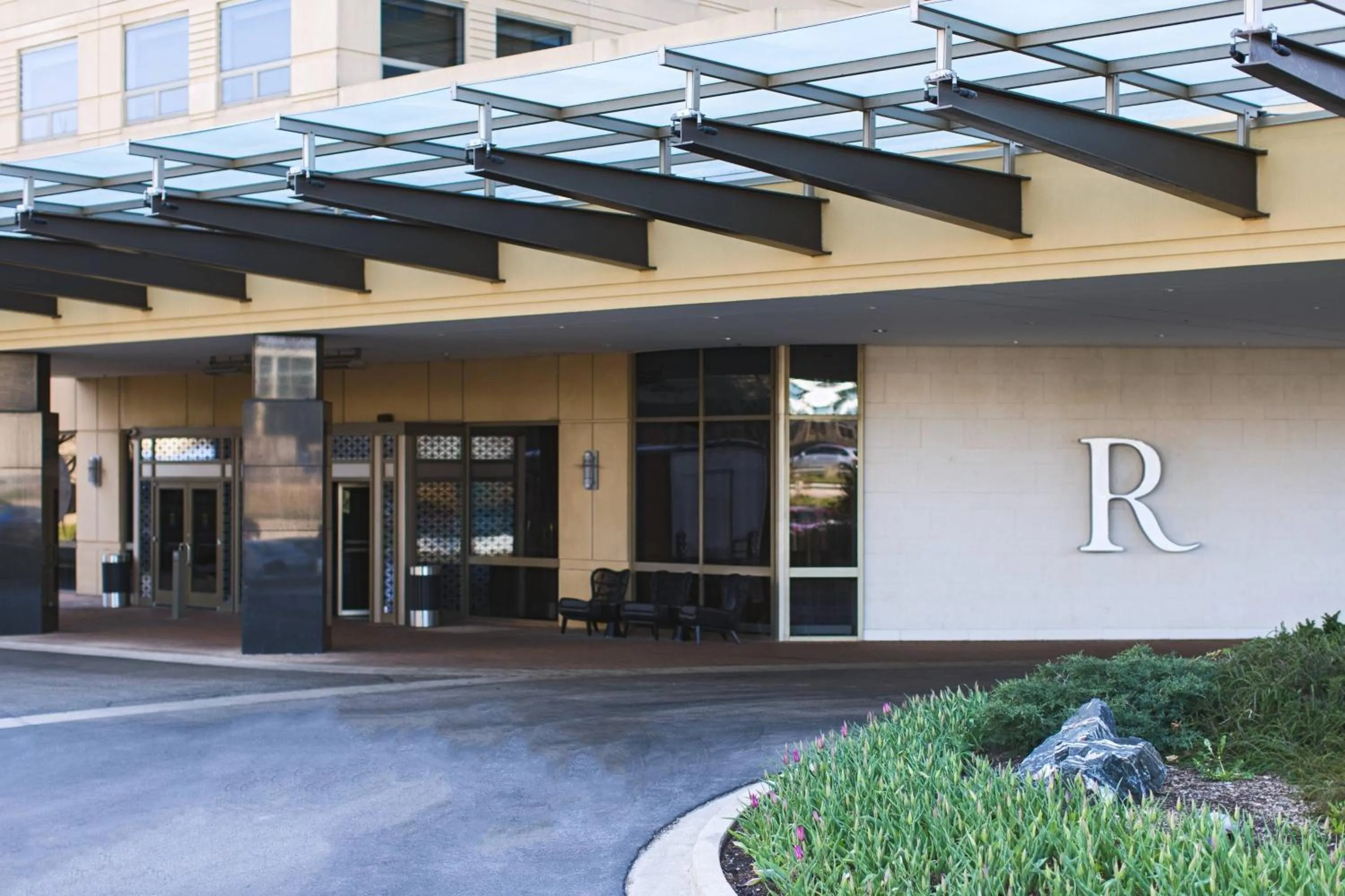 Property building in Renaissance Chicago O'Hare Suites Hotel