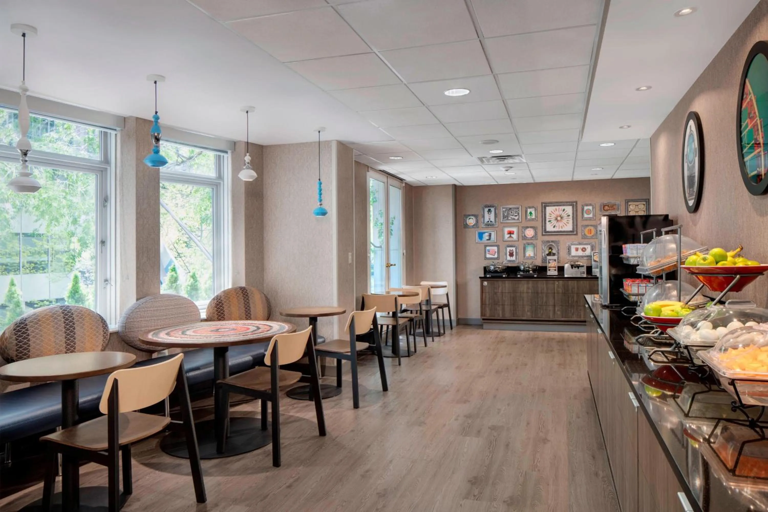 Breakfast in Fairfield Inn and Suites Chicago Downtown/ Magnificent Mile