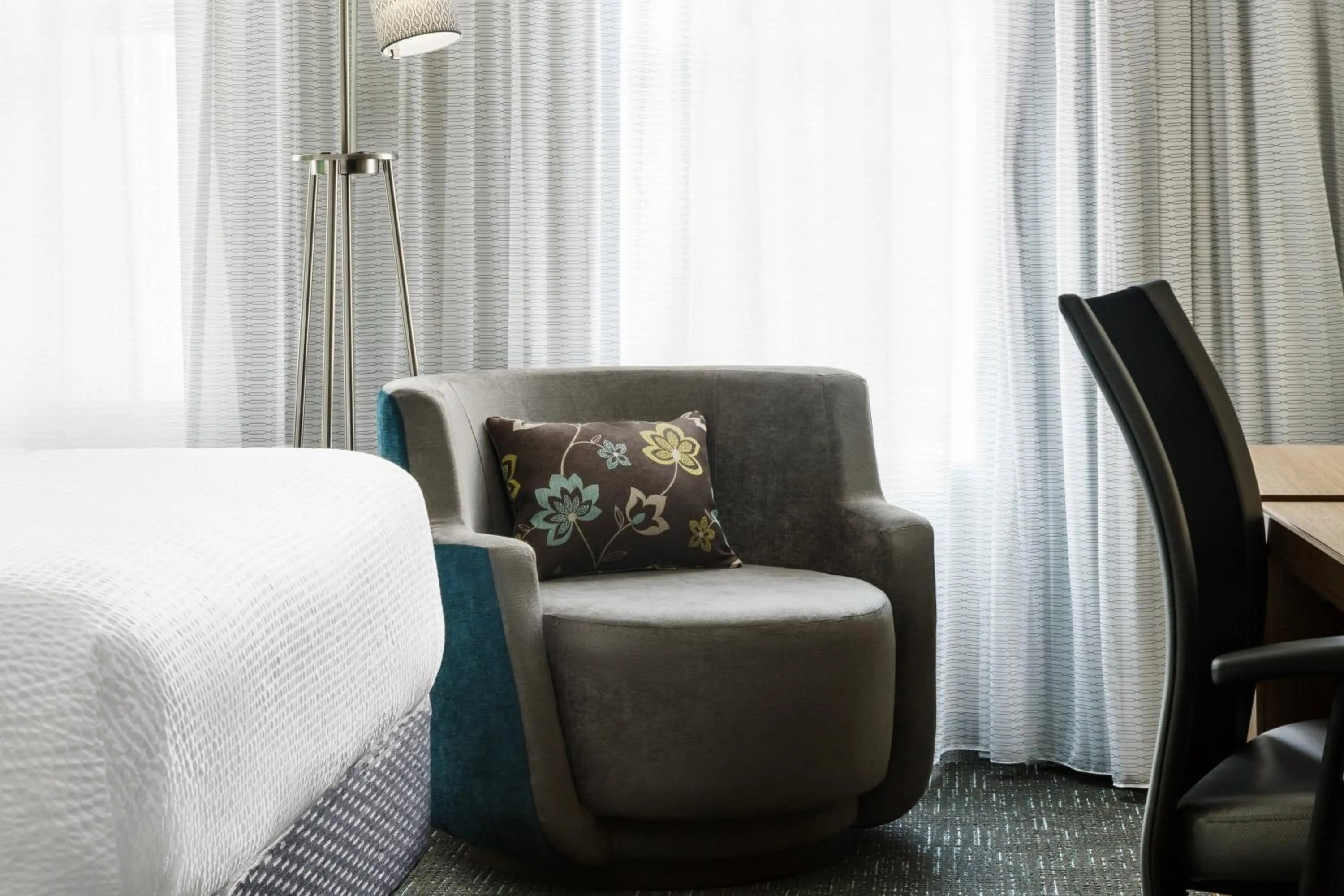 Photo of the whole room in Courtyard Chicago Downtown/Magnificent Mile