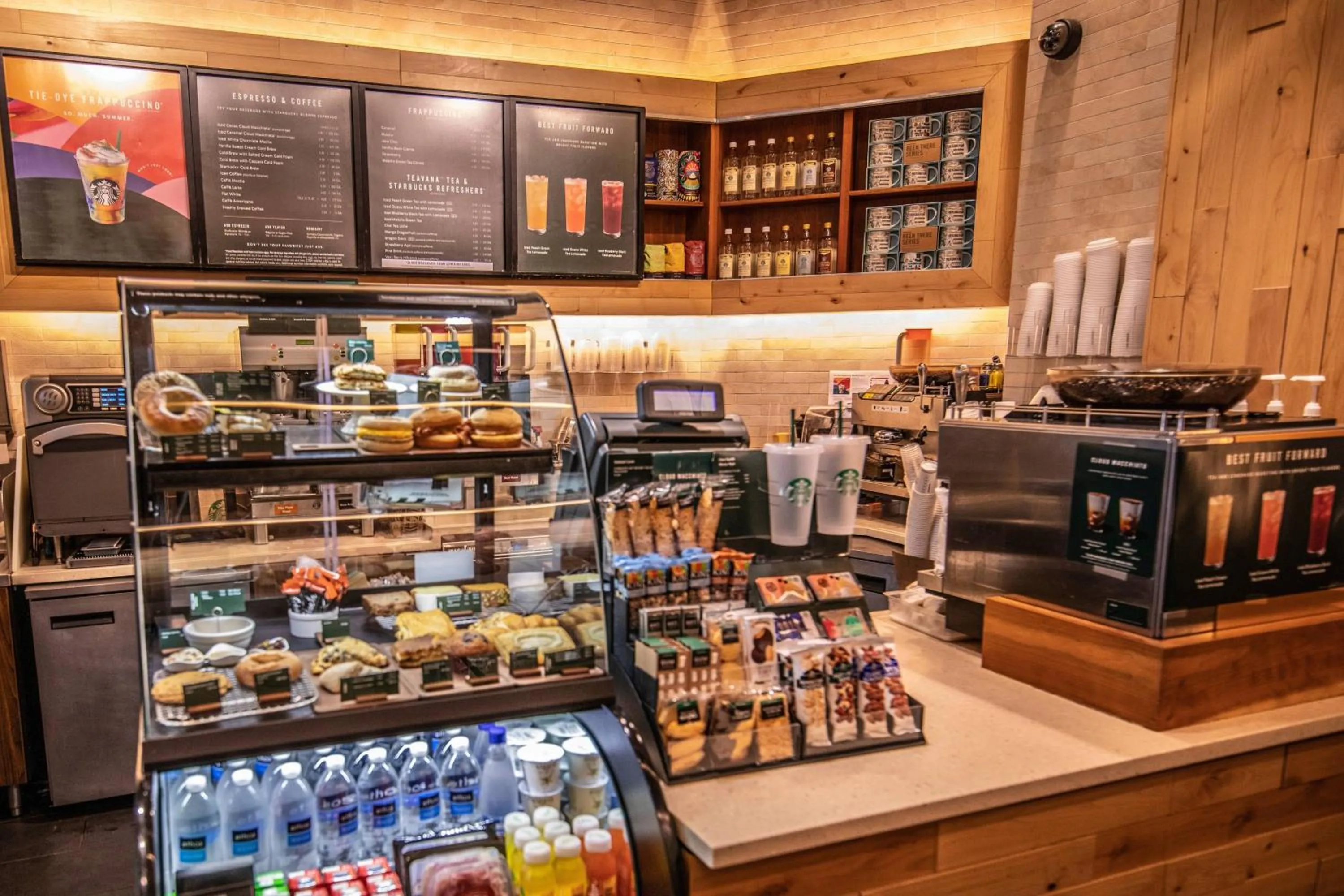 Restaurant/places to eat in Courtyard Chicago Downtown/Magnificent Mile