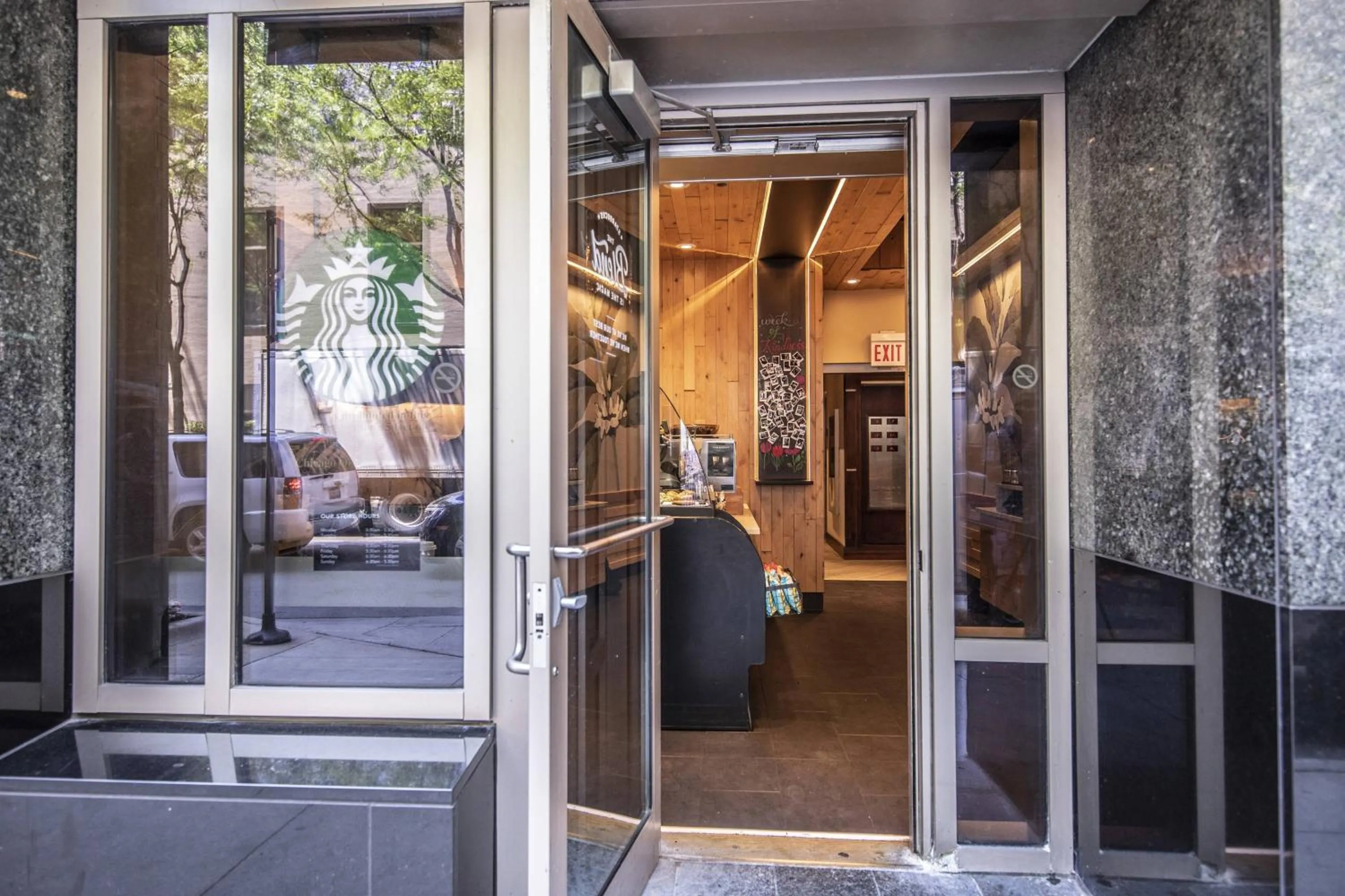 Restaurant/places to eat in Courtyard Chicago Downtown/Magnificent Mile