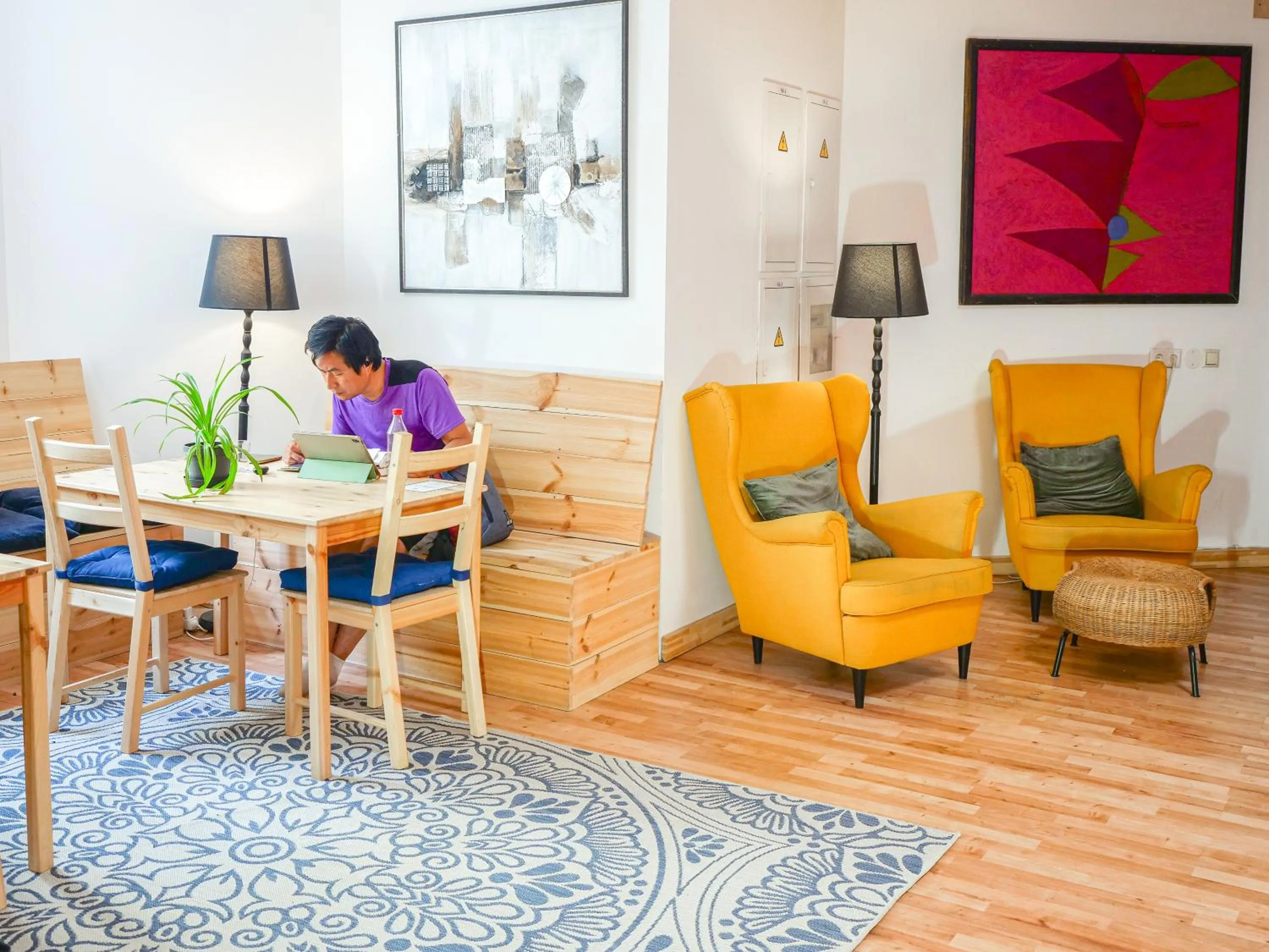 Communal lounge/ TV room in Cinnamon Sally Backpackers Hostel