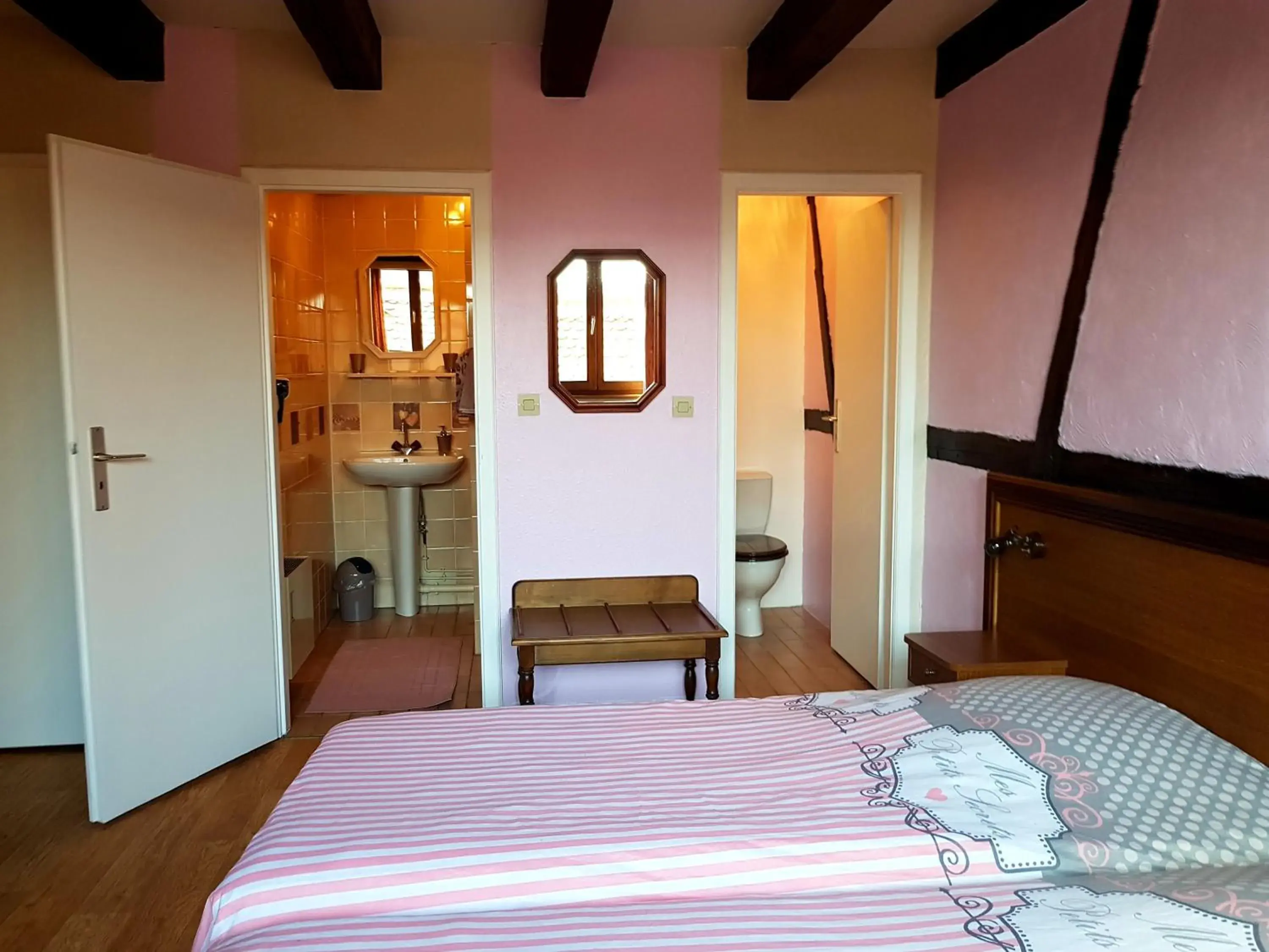 Twin Room in Au Cep de Vigne Twin Room in Au Cep de Vigne