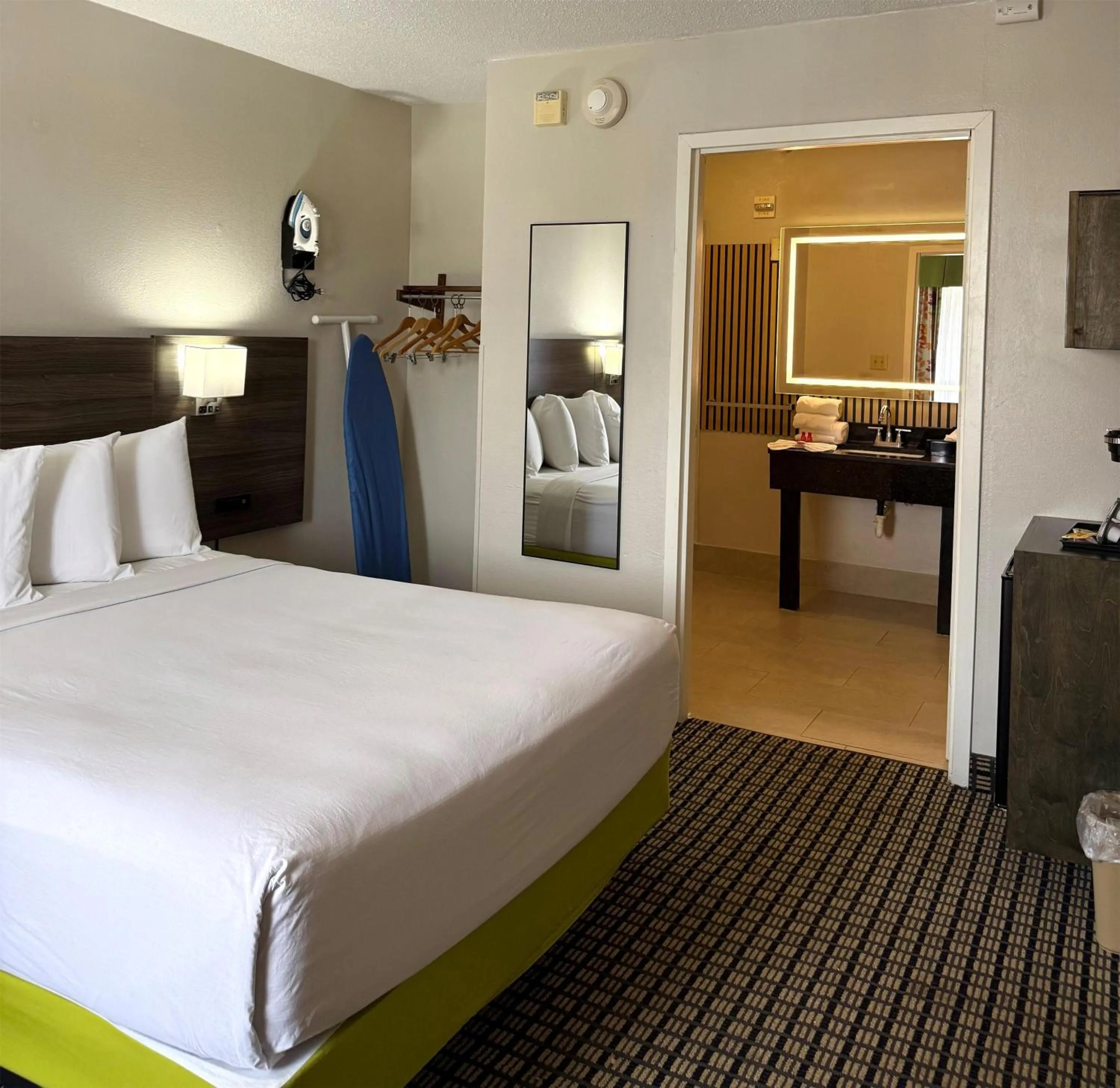 Bedroom, Bed in SureStay by Best Western Irving Grapevine DFW North