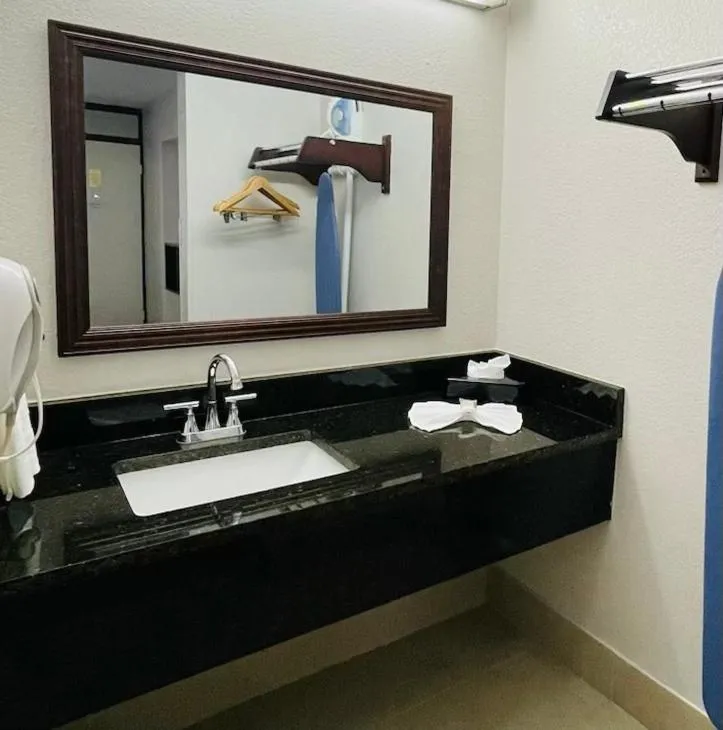 Days Inn by Wyndham Irving Grapevine DFW Airport North