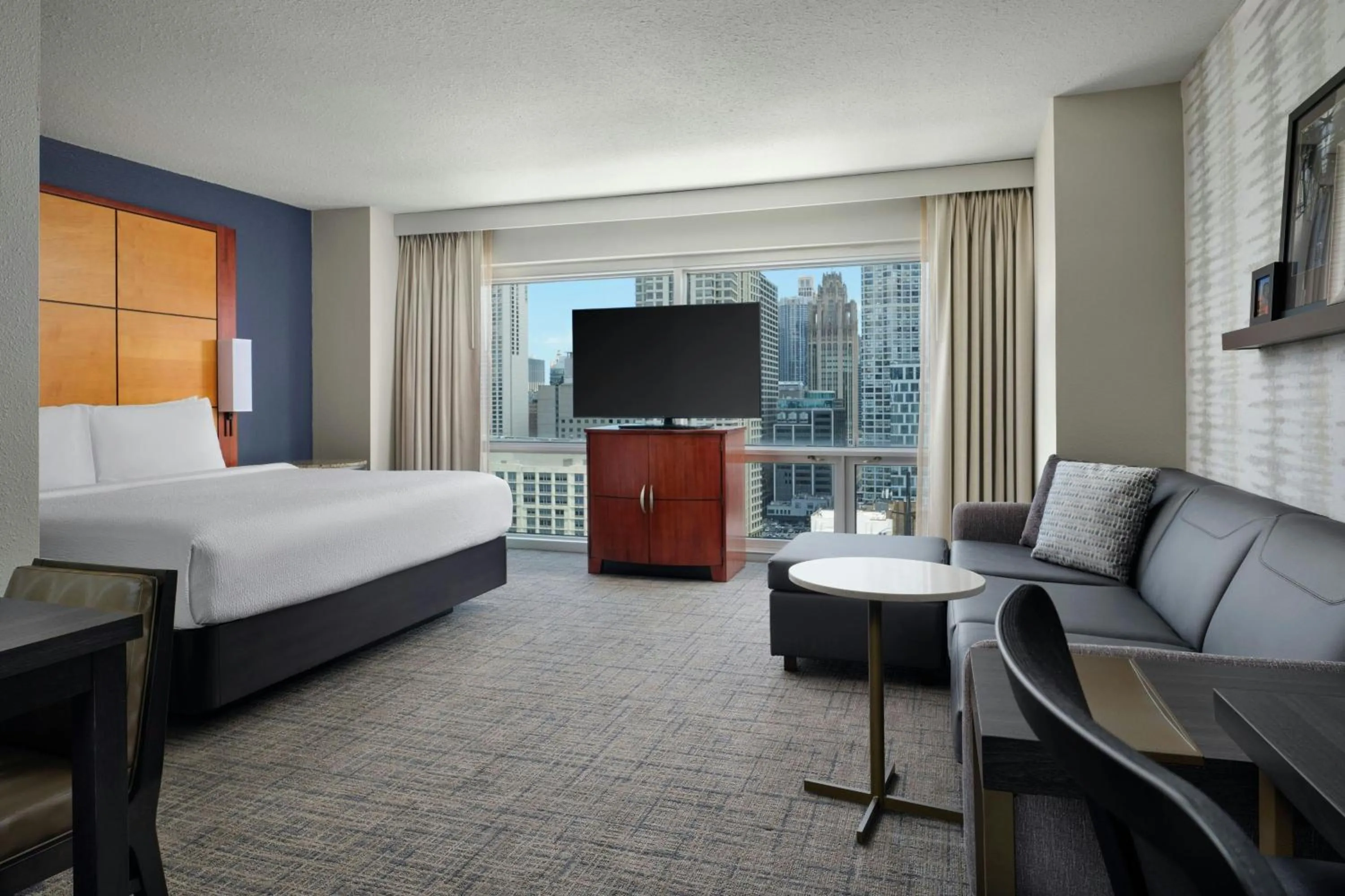 Photo of the whole room, Bed in Residence Inn by Marriott Chicago Downtown/River North