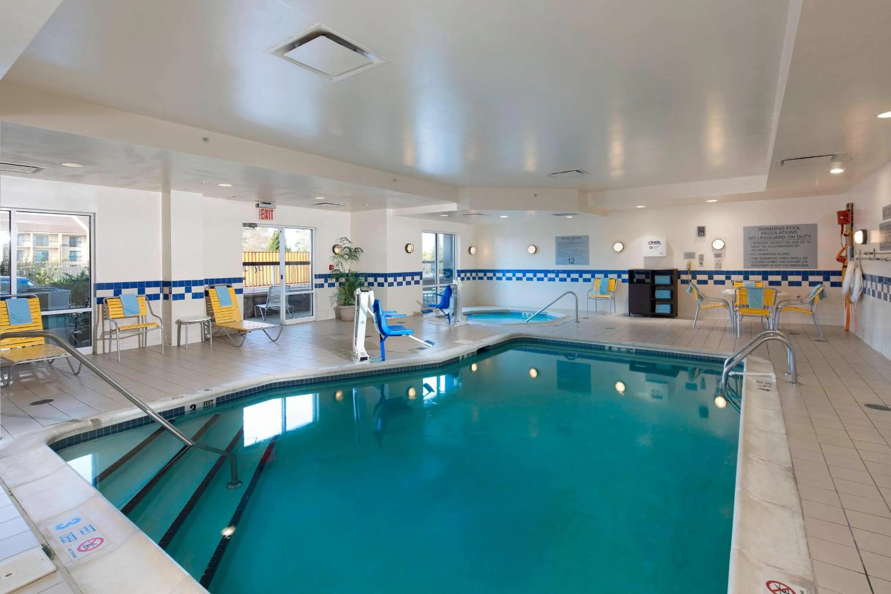 Swimming pool in Fairfield Inn & Suites by Marriott Newark Liberty International Airport