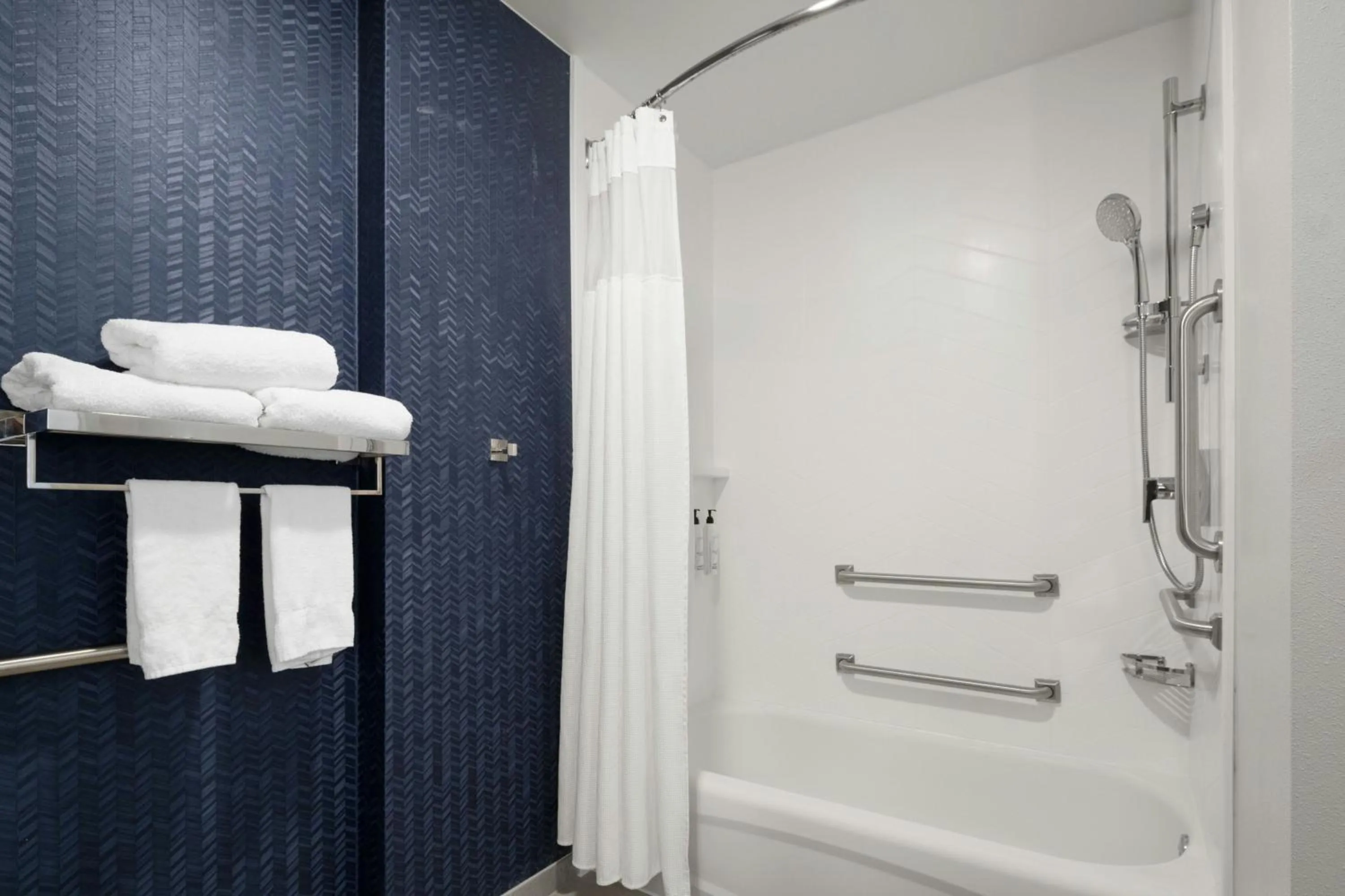 Bathroom in Fairfield Inn & Suites by Marriott Newark Liberty International Airport