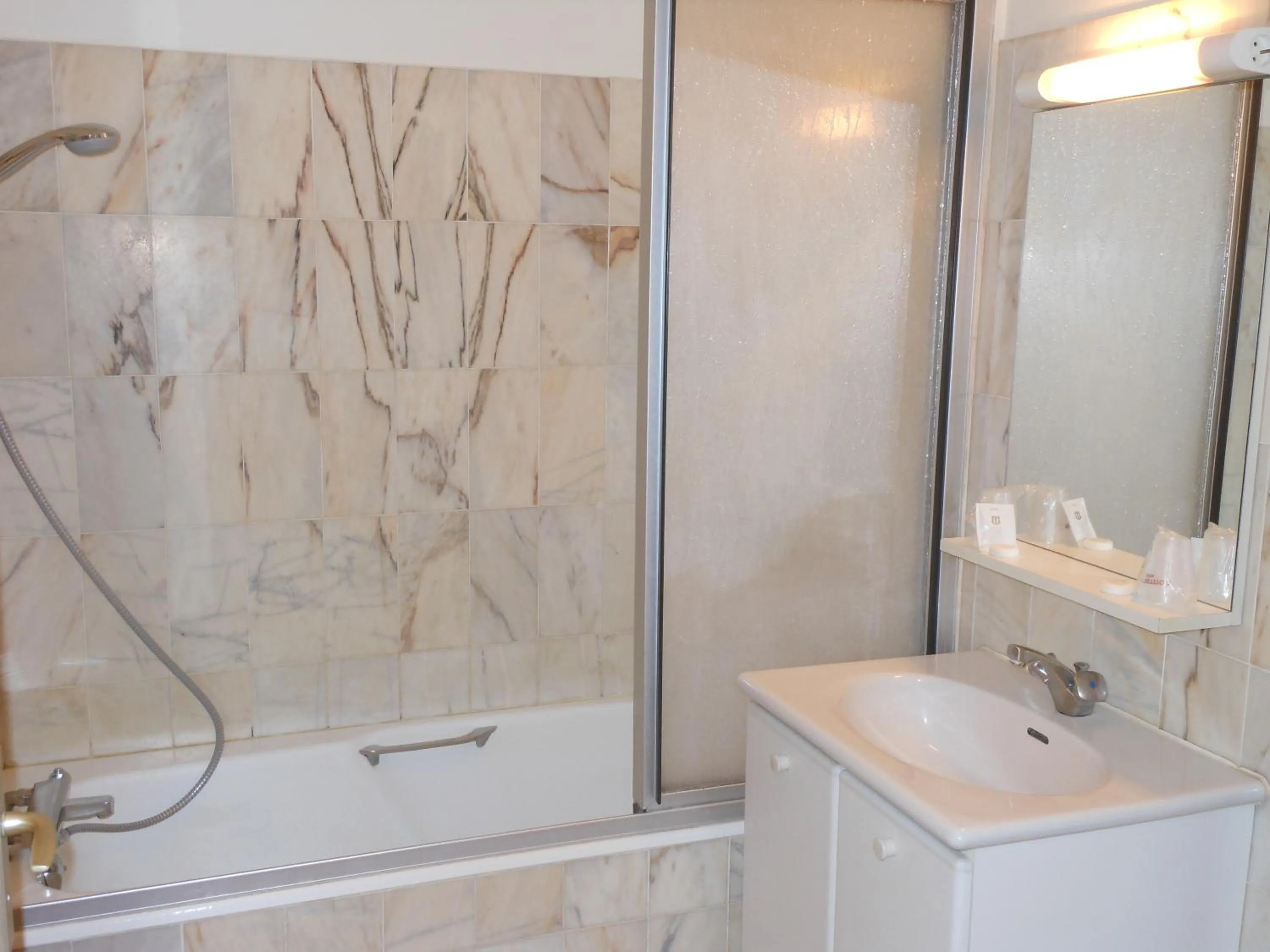 Bathroom in Le Central